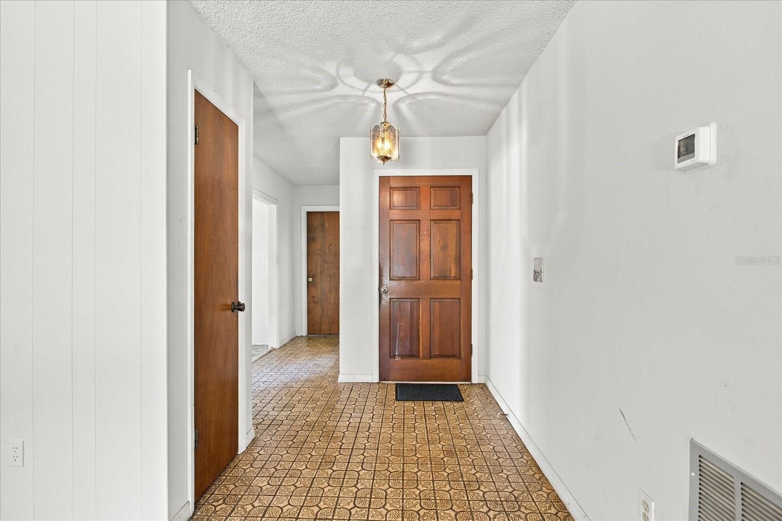 528 E Hillcrest St Property Photo 15