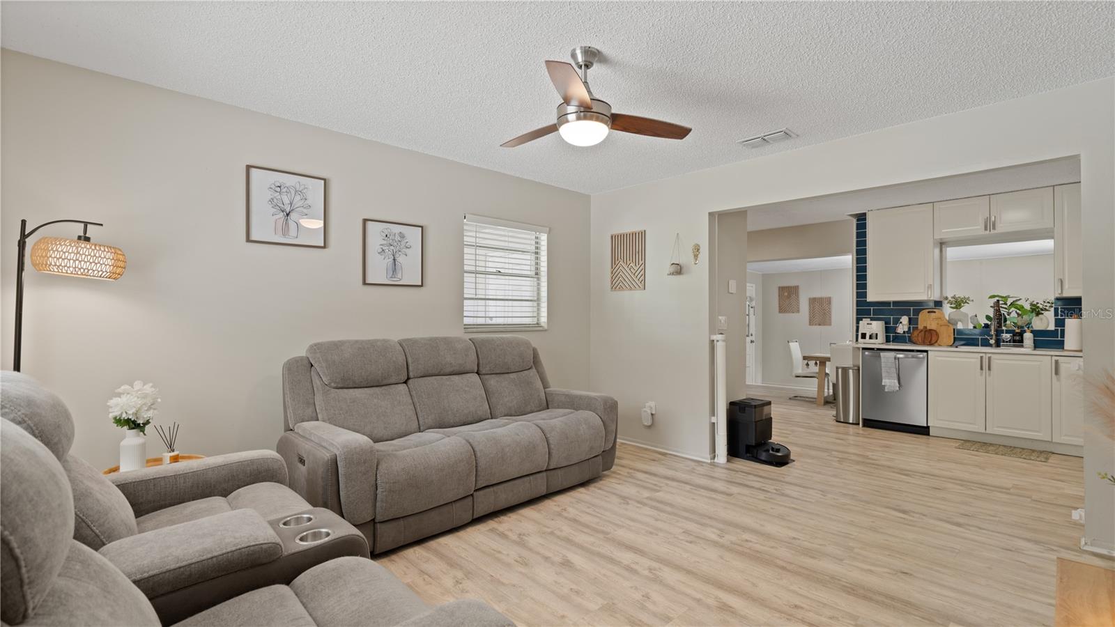 1124 W Desoto St Property Photo 4