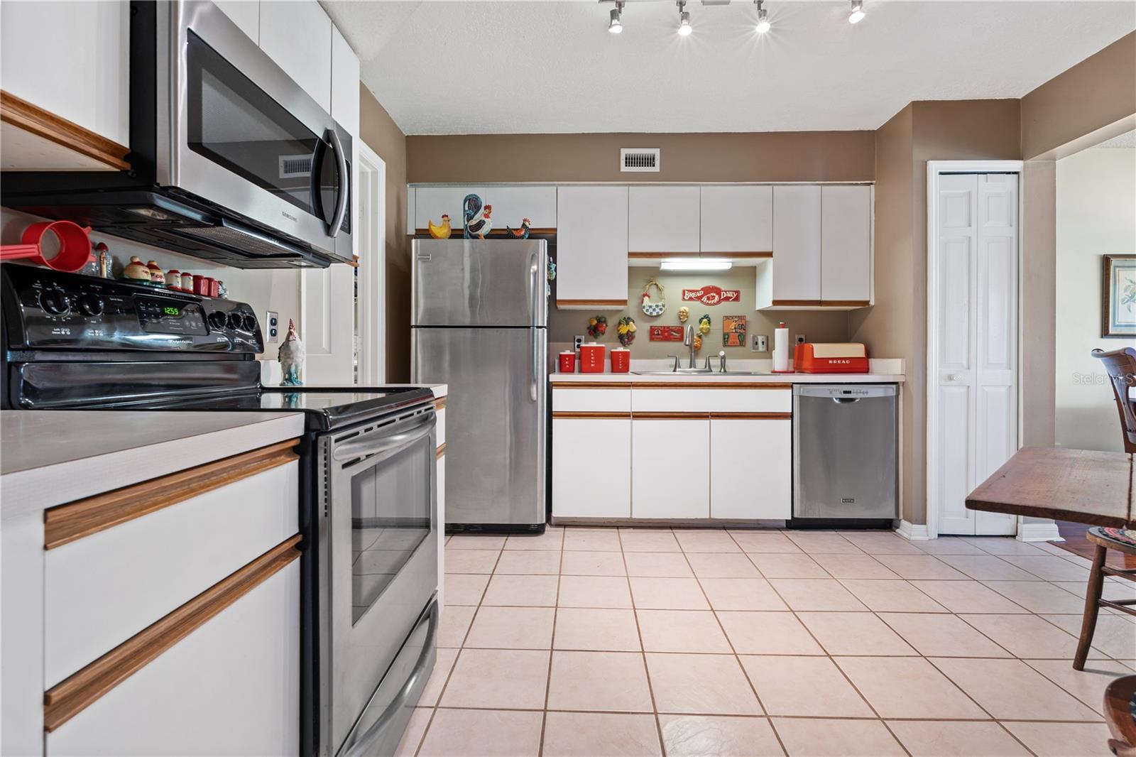 4807 Coachmans Dr #2403 Property Photo 8