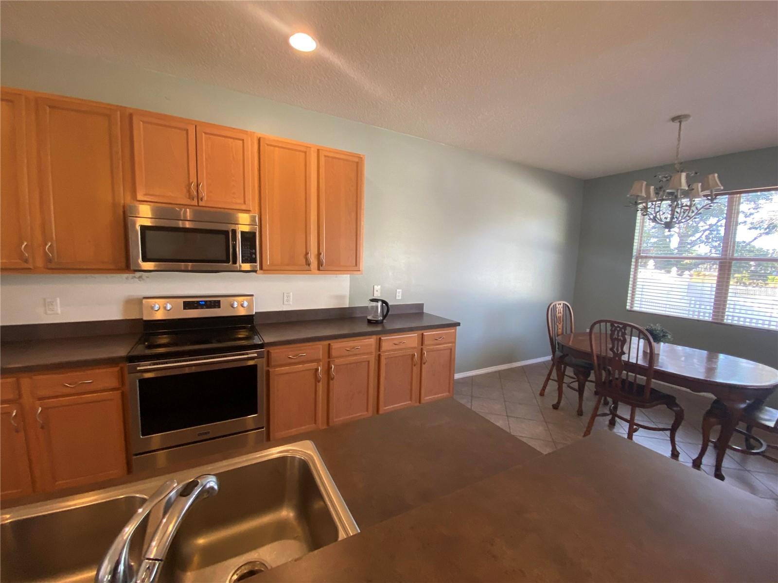 1681 Strathmore Cir Property Photo 7