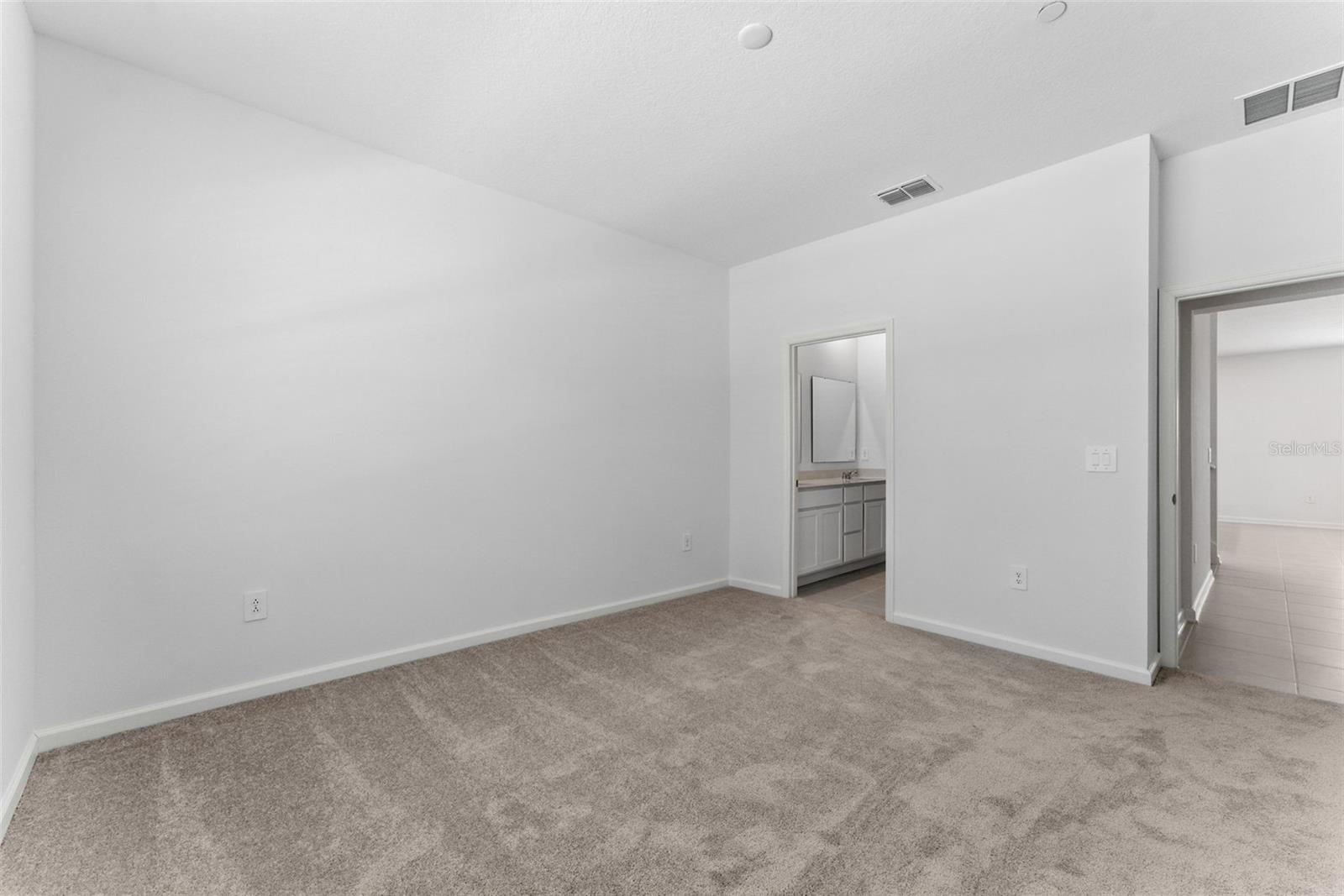 2301 White Buffalo St Property Photo 5