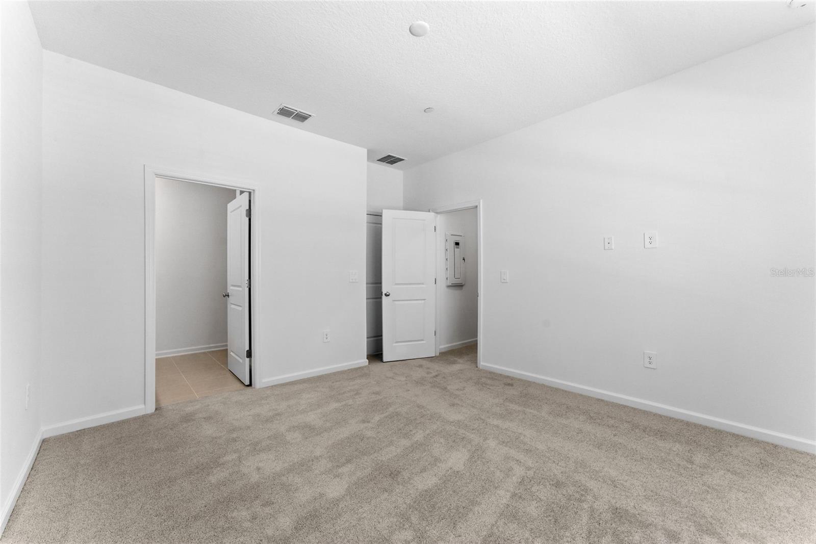 2301 White Buffalo St Property Photo 6