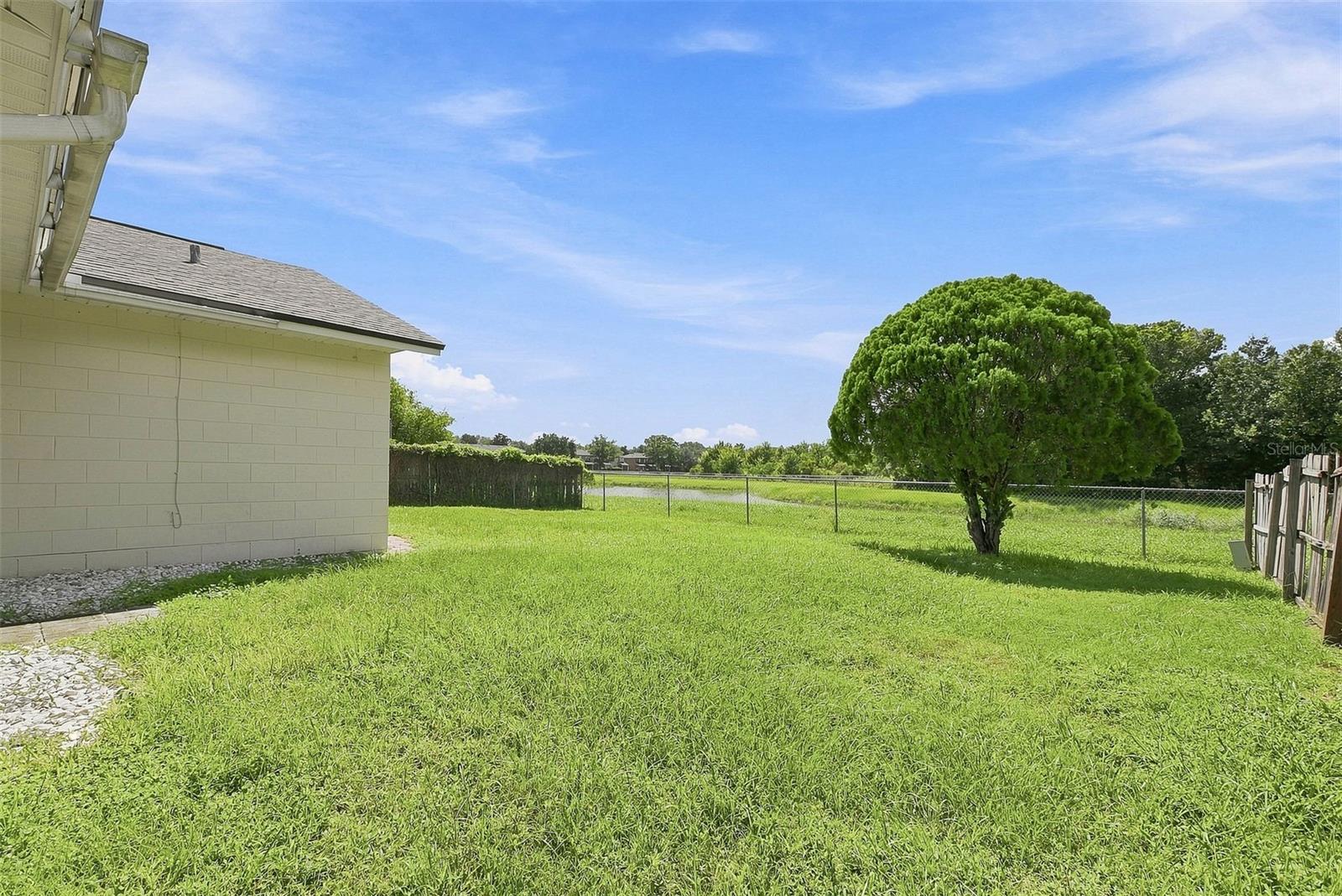 7720 Lakeside Woods Dr Property Photo 20