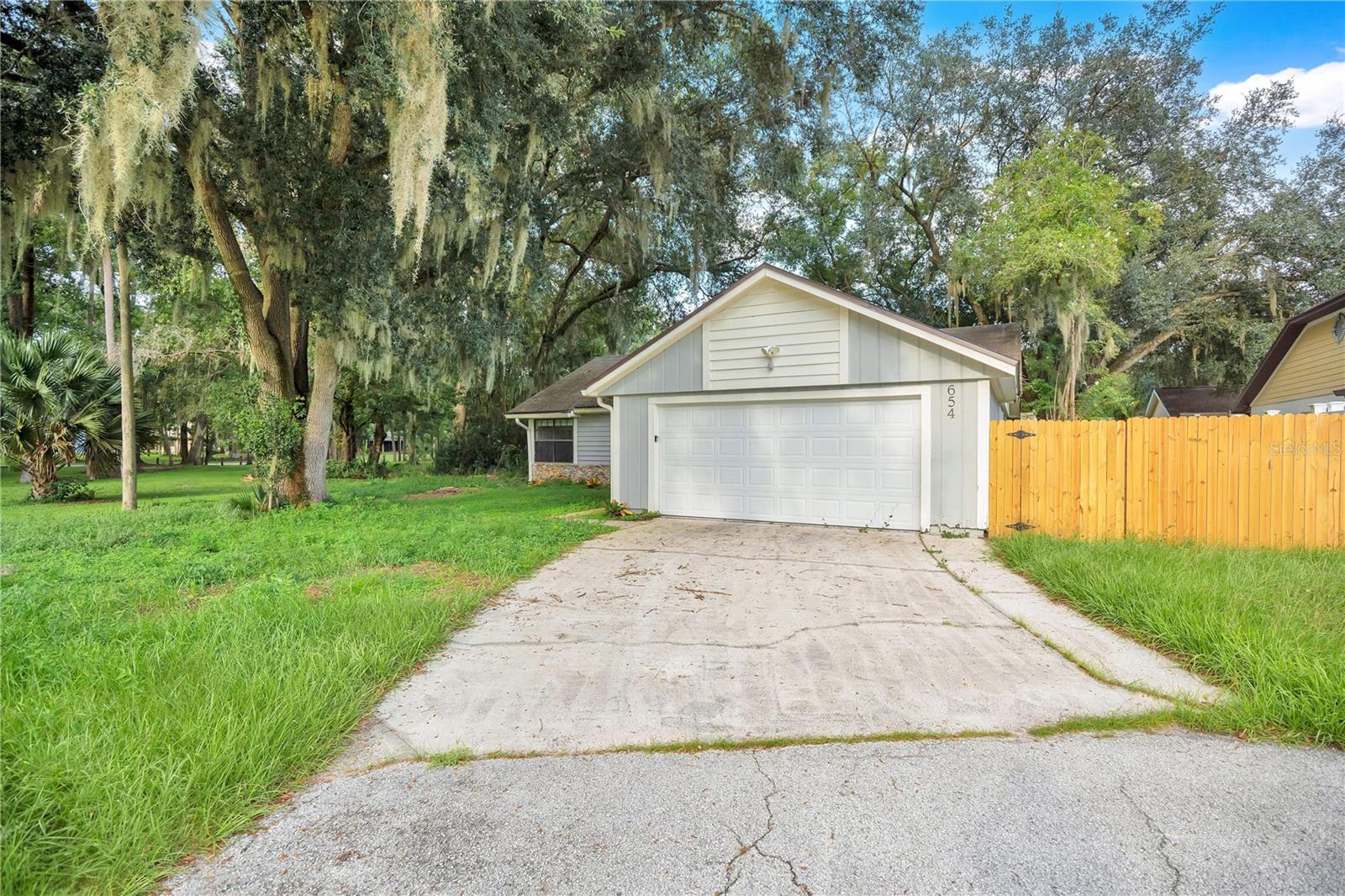 654 Cypress Ln Property Photo 3