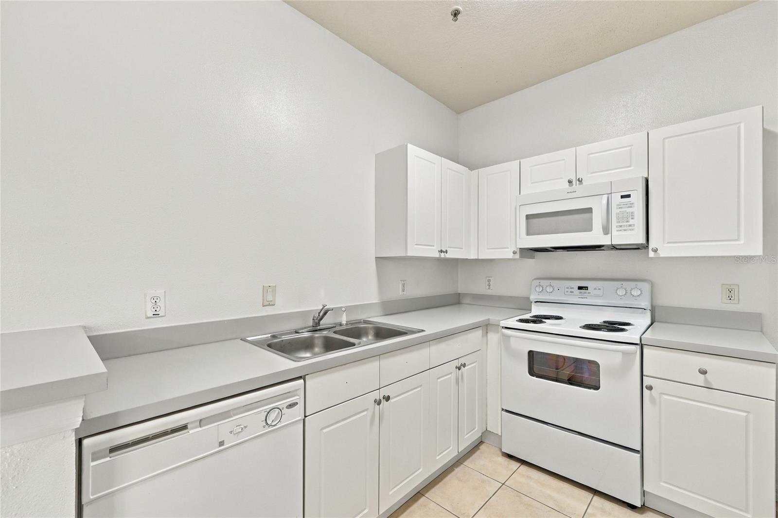 2718 Club Cortile Cir #b Property Photo 17