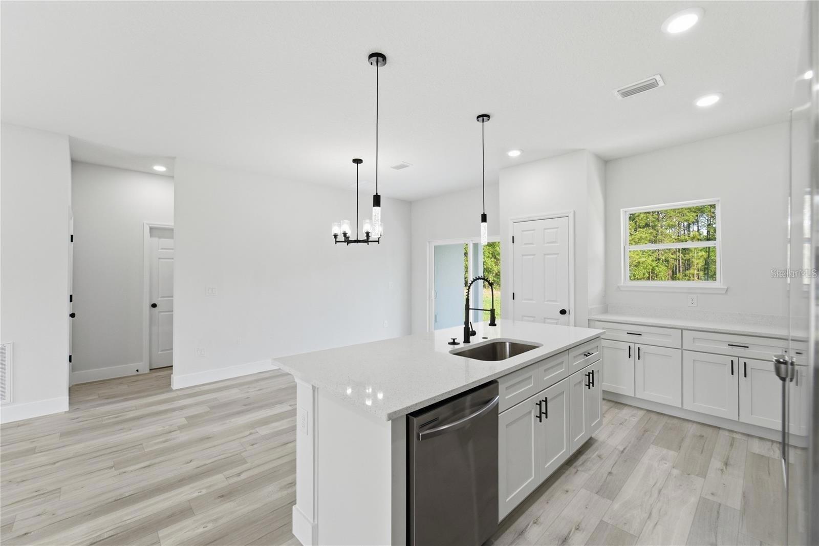 O6441939 Property Photo 3