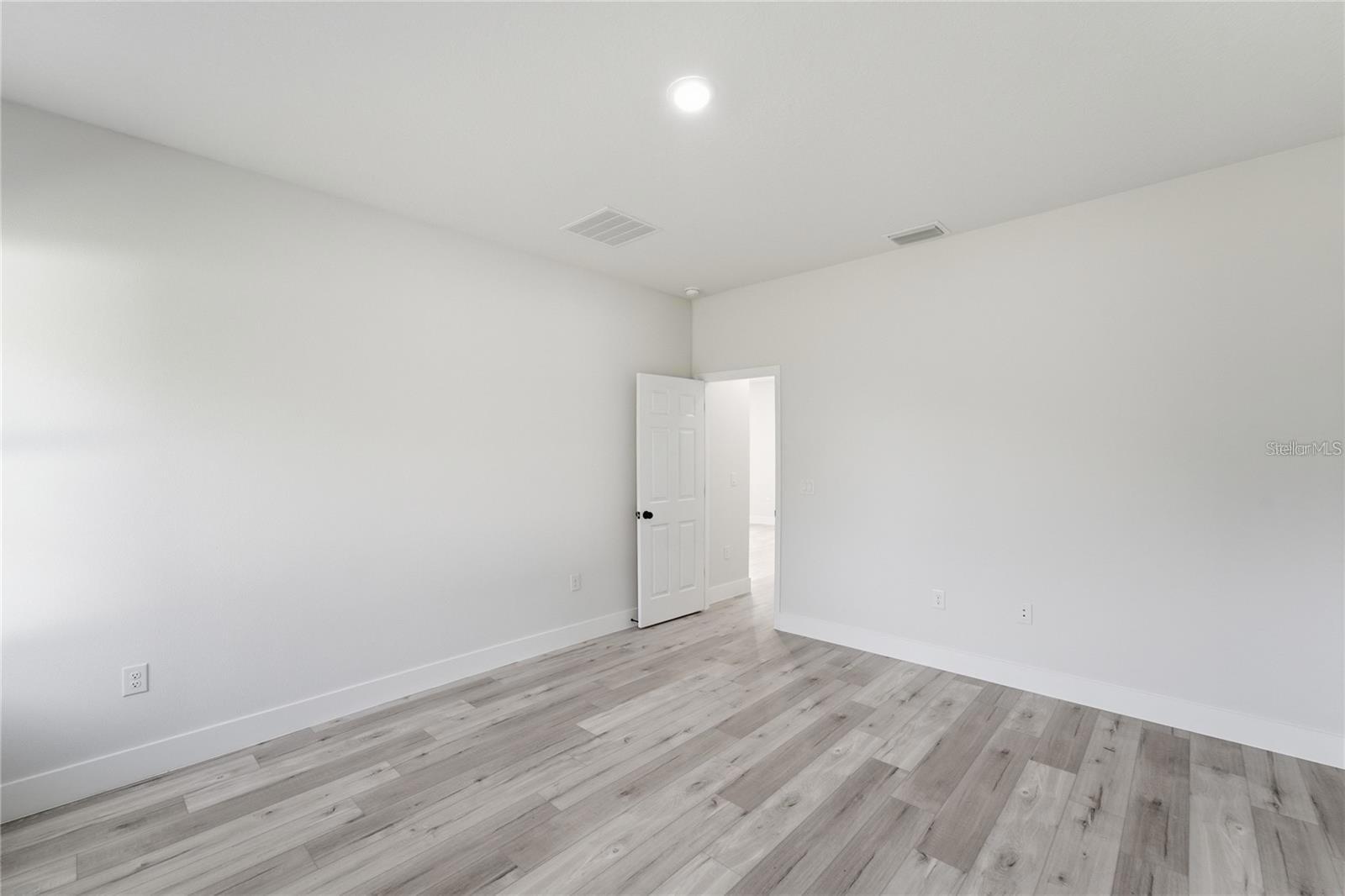 O6441939 Property Photo 11