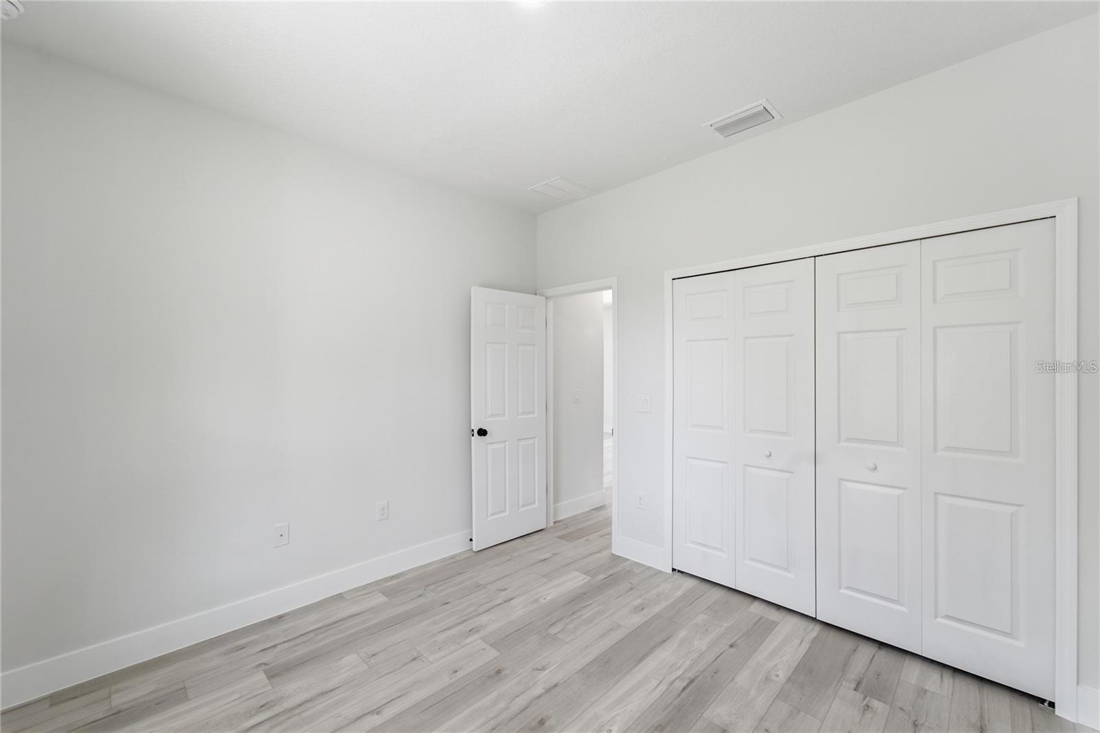 O6441939 Property Photo 12