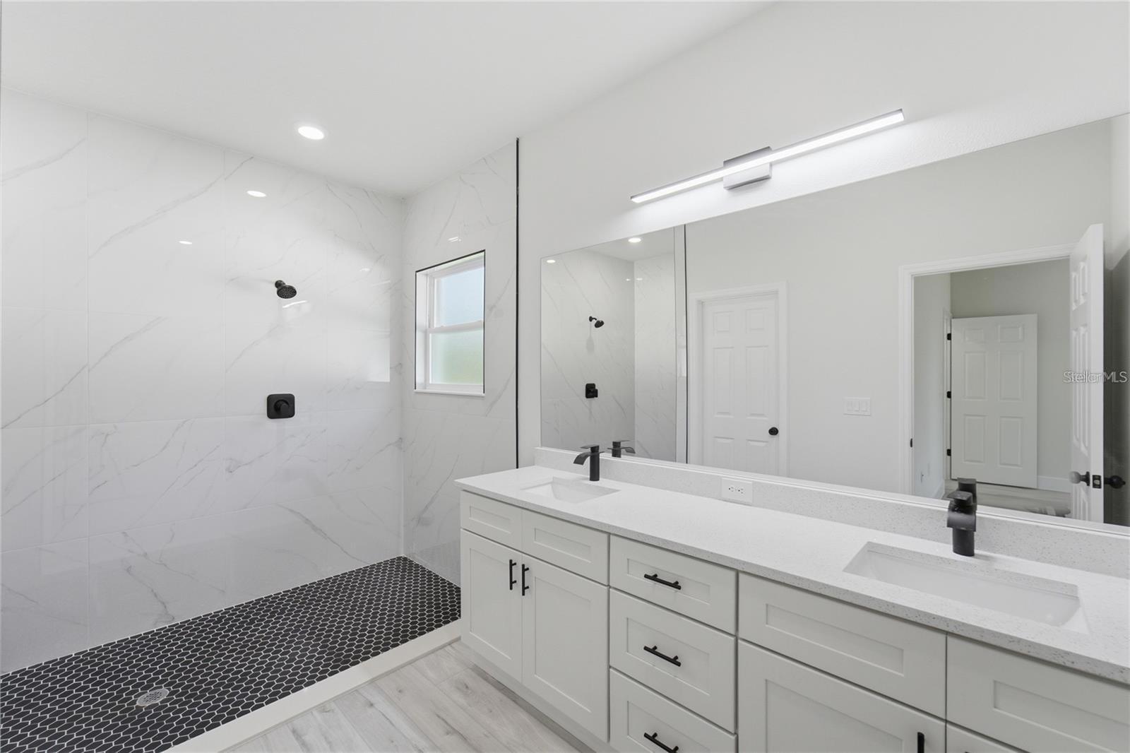 O6441939 Property Photo 20