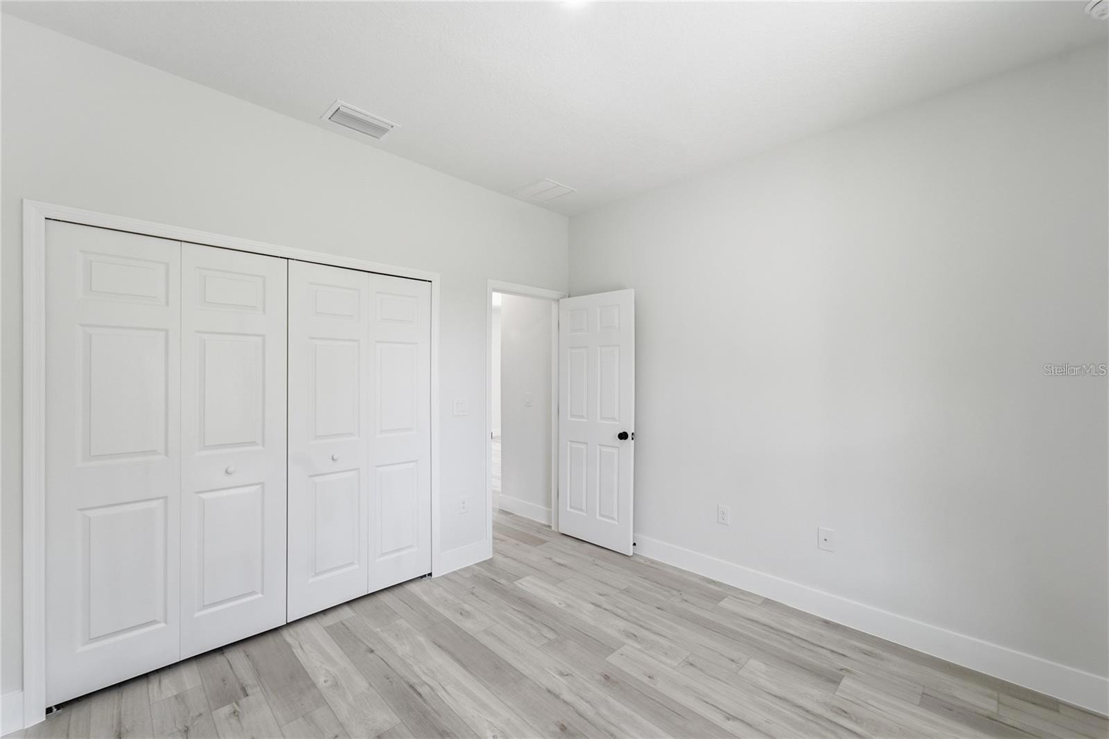 O6441939 Property Photo 26