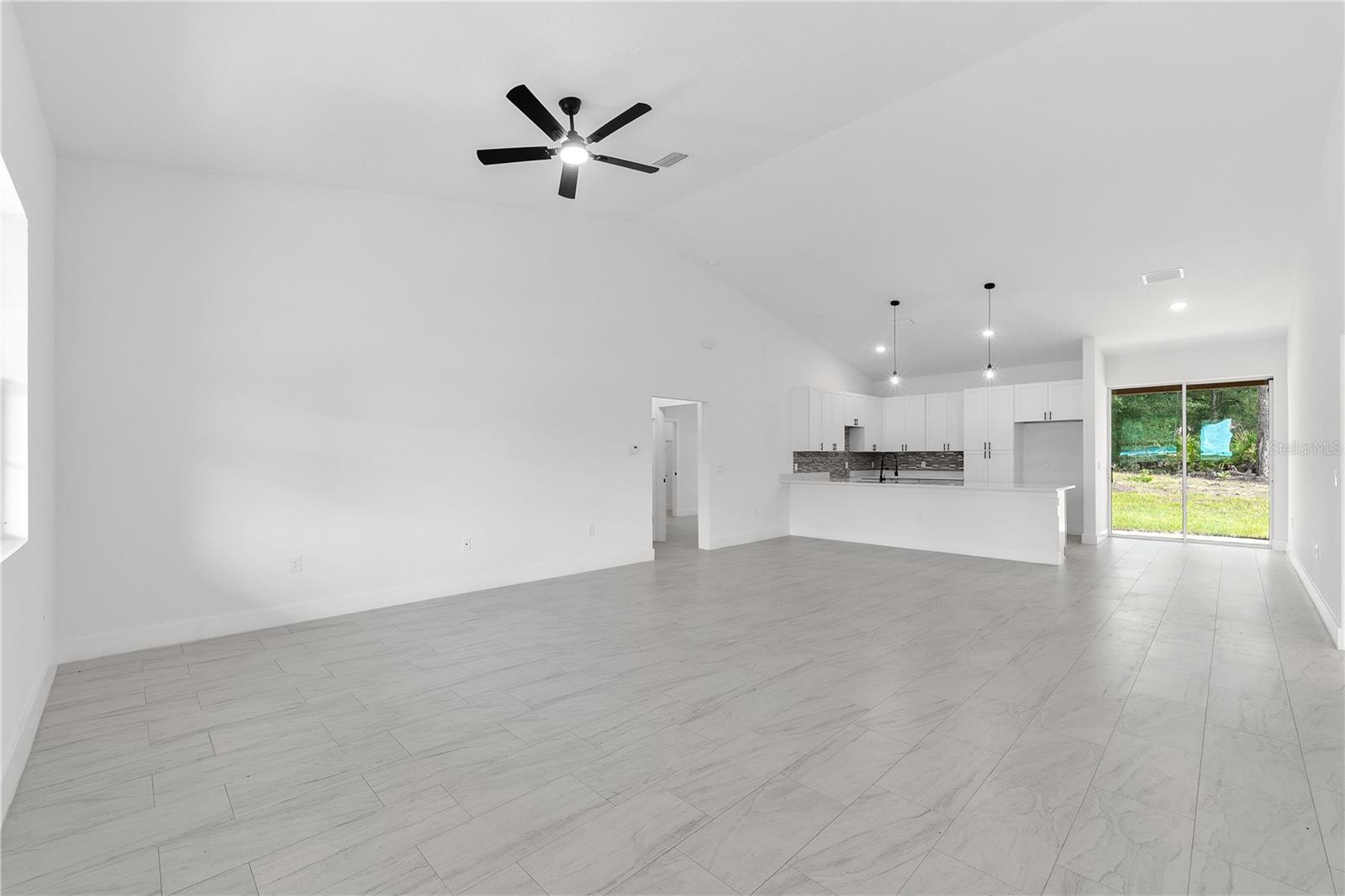 1115 W Cary Dr Property Photo 7