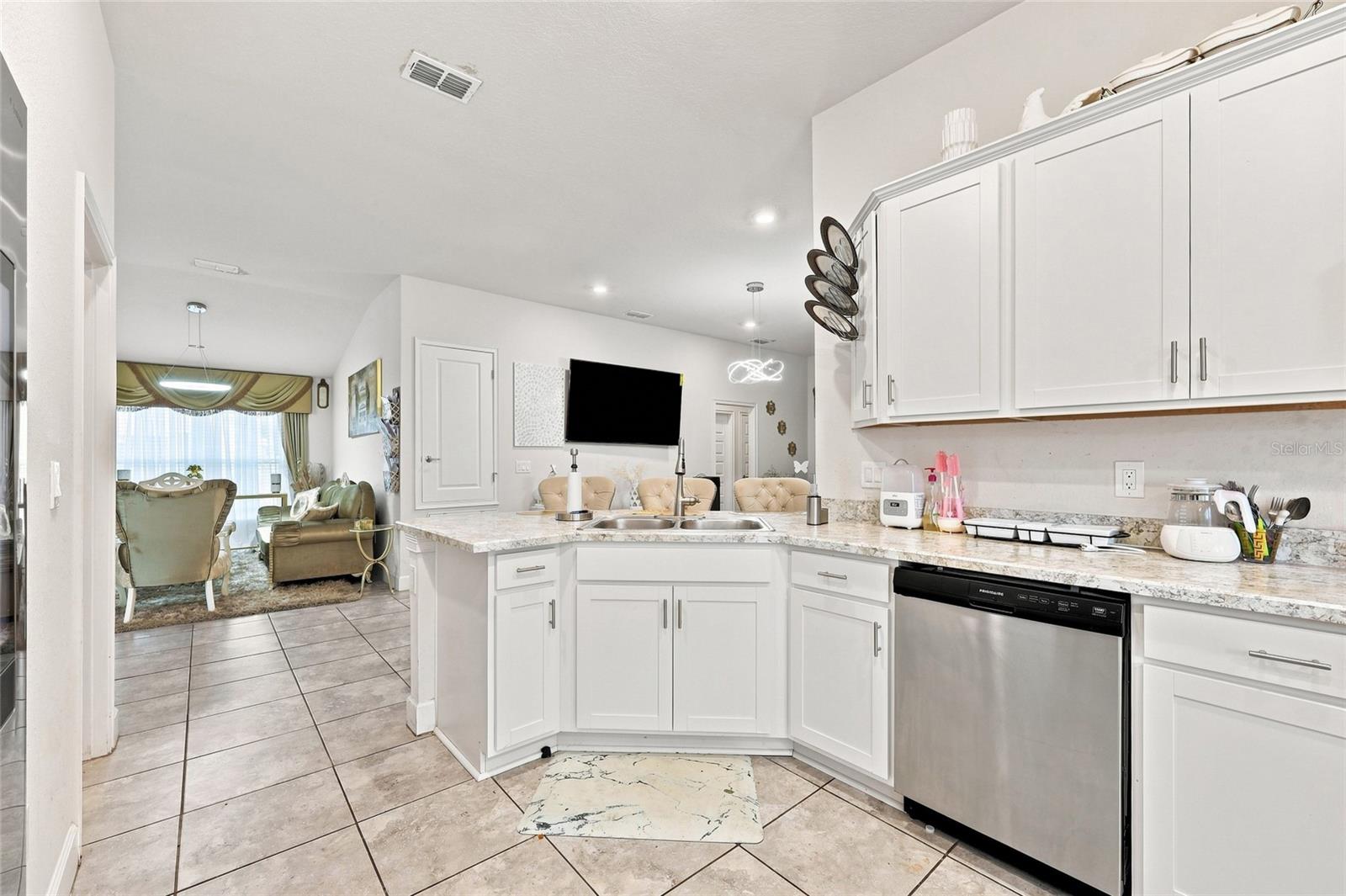 2302 Friendly Confines Loop Property Photo 8