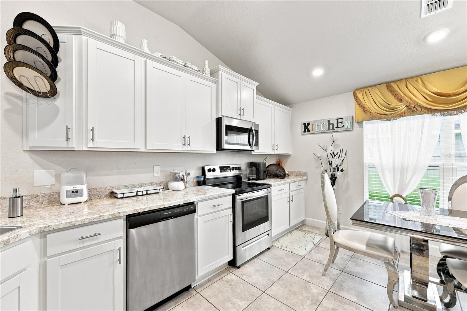 2302 Friendly Confines Loop Property Photo 9