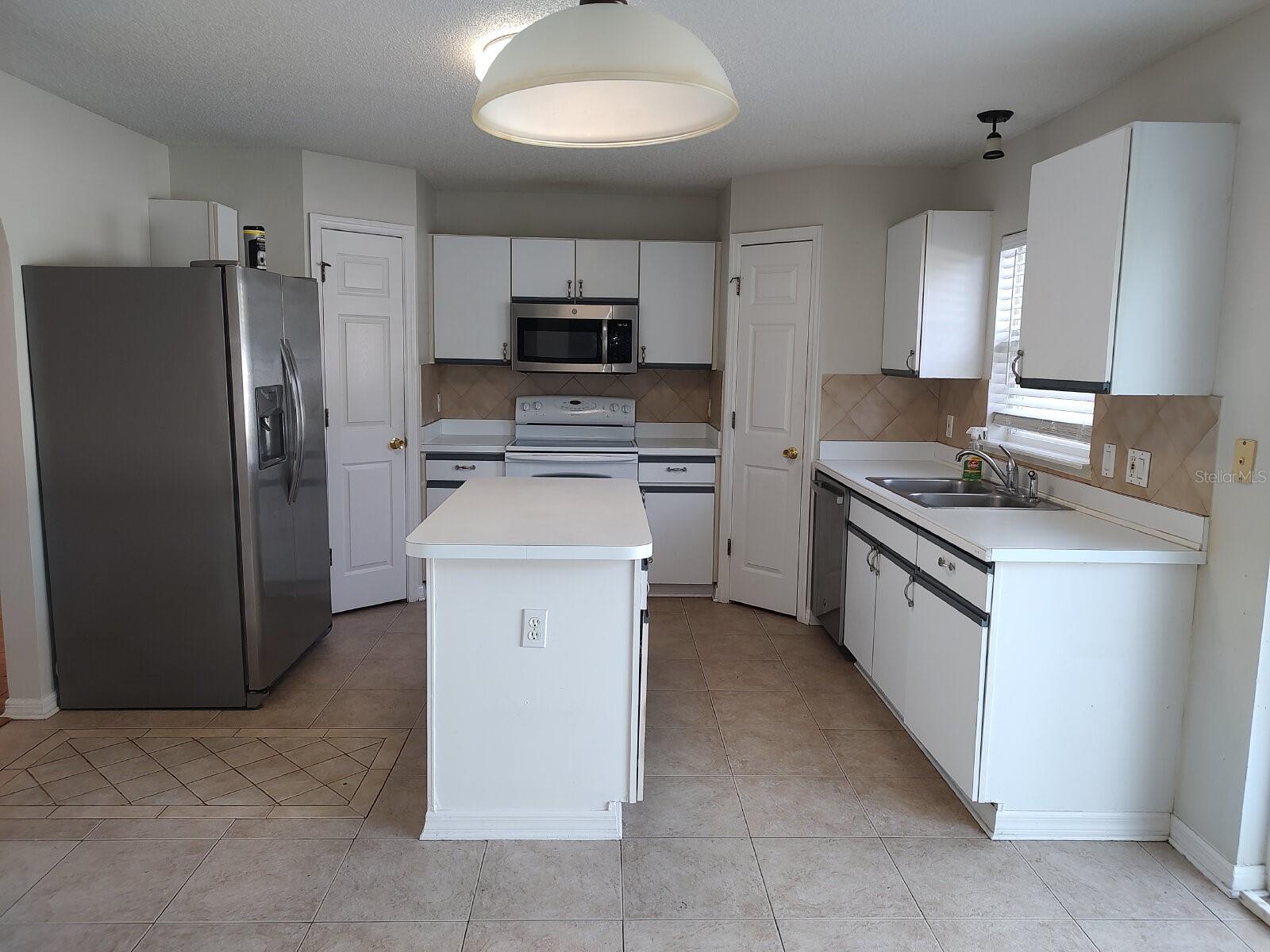 680 Basingstoke Ct Property Photo 4