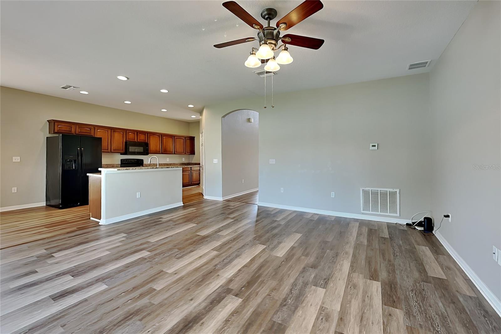 O6442084 Property Photo 2