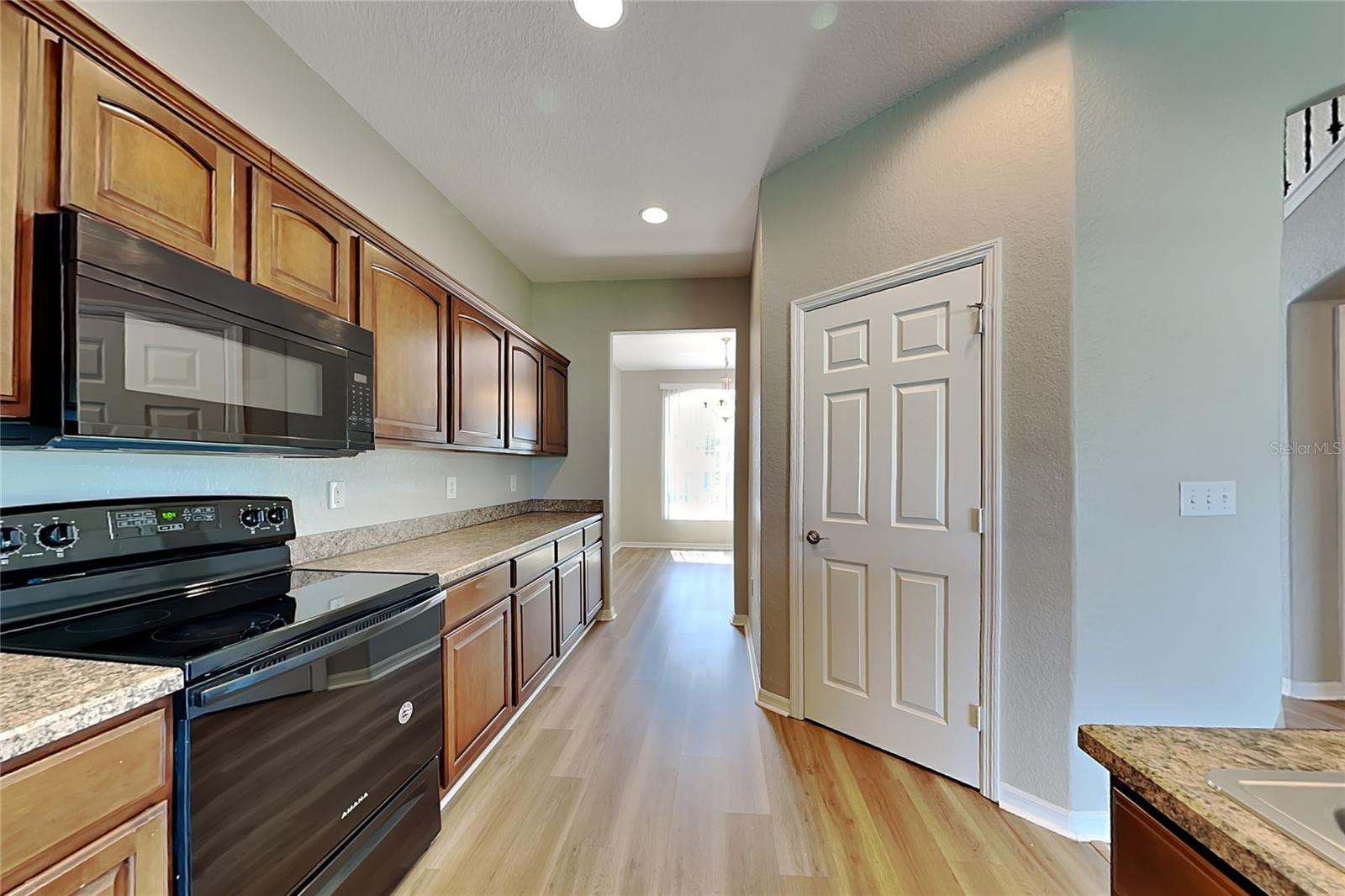 O6442084 Property Photo 5