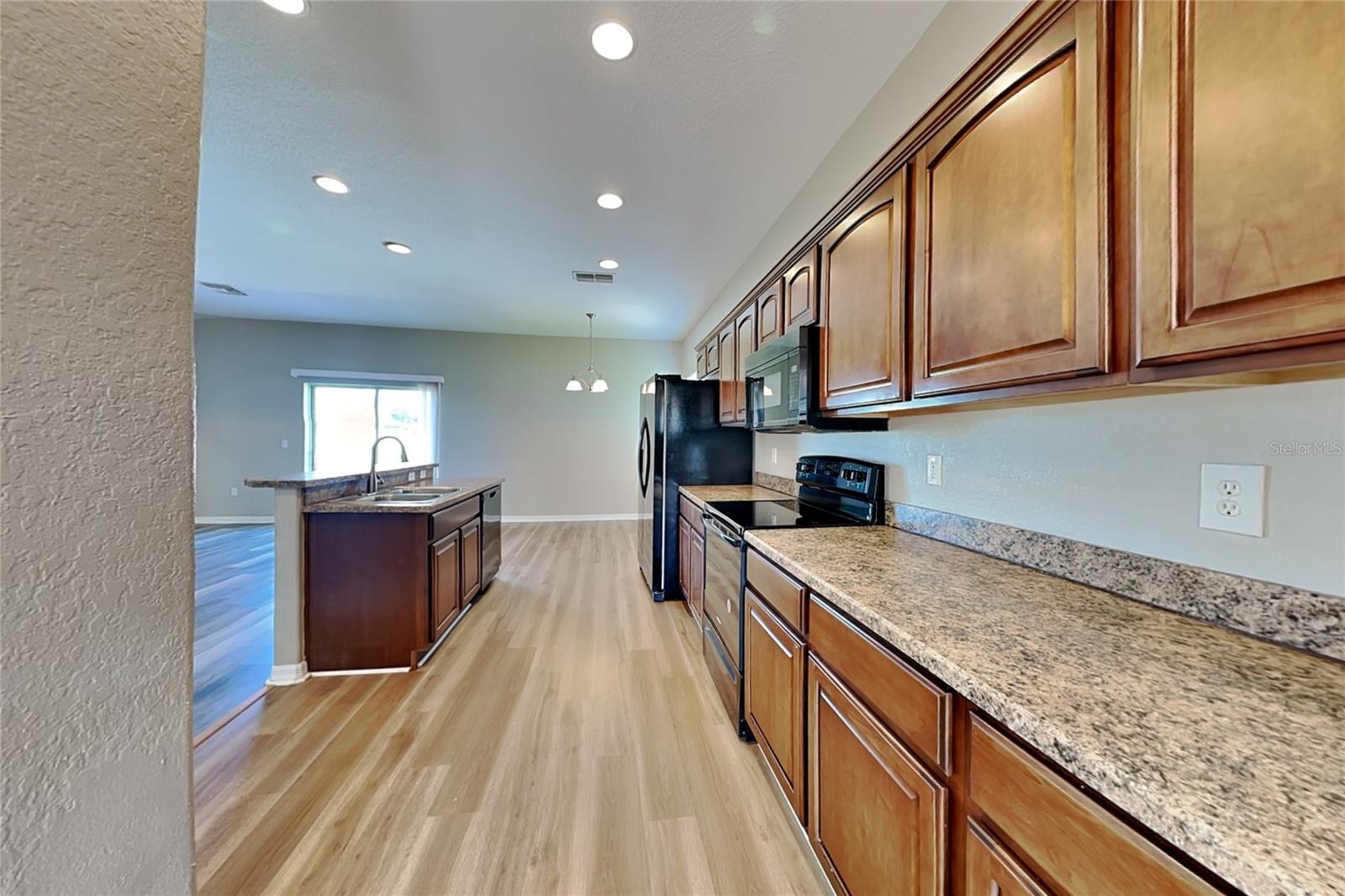 O6442084 Property Photo 6