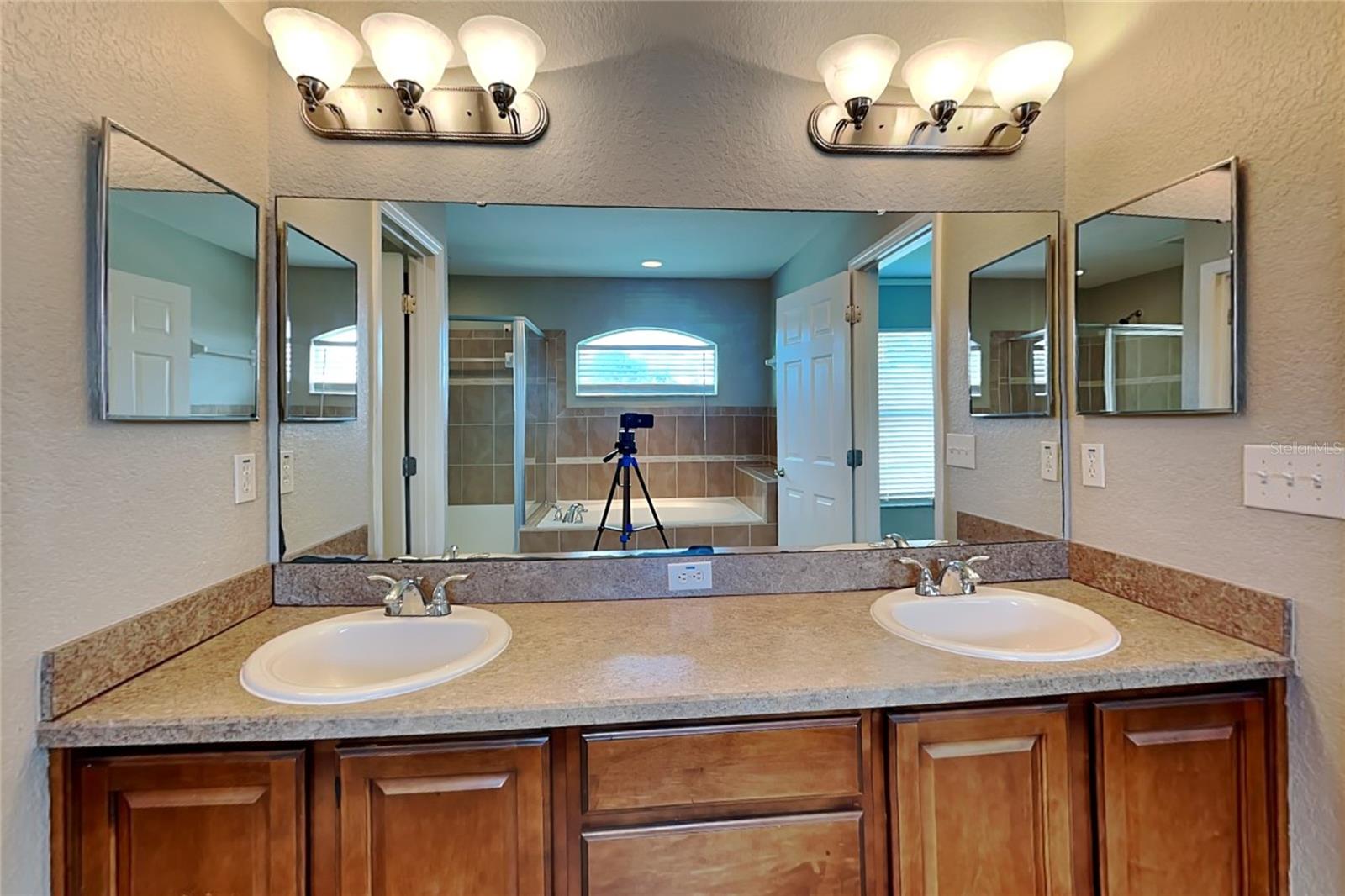 O6442084 Property Photo 9