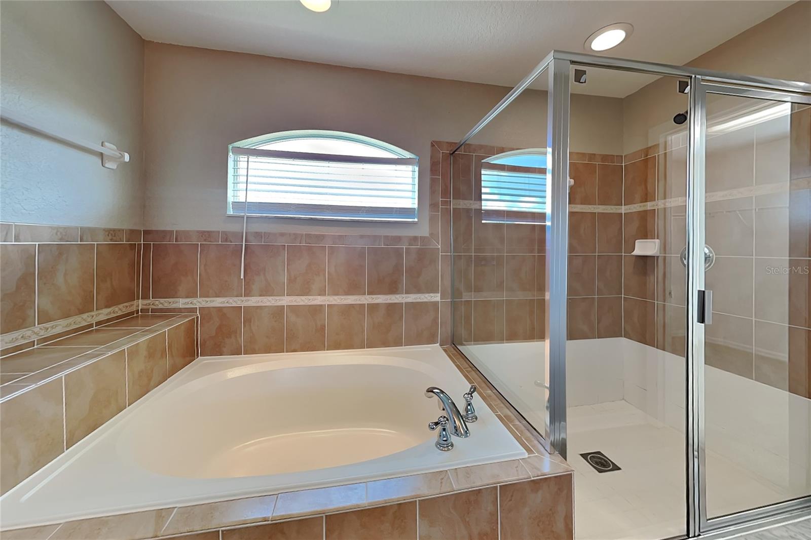 O6442084 Property Photo 10