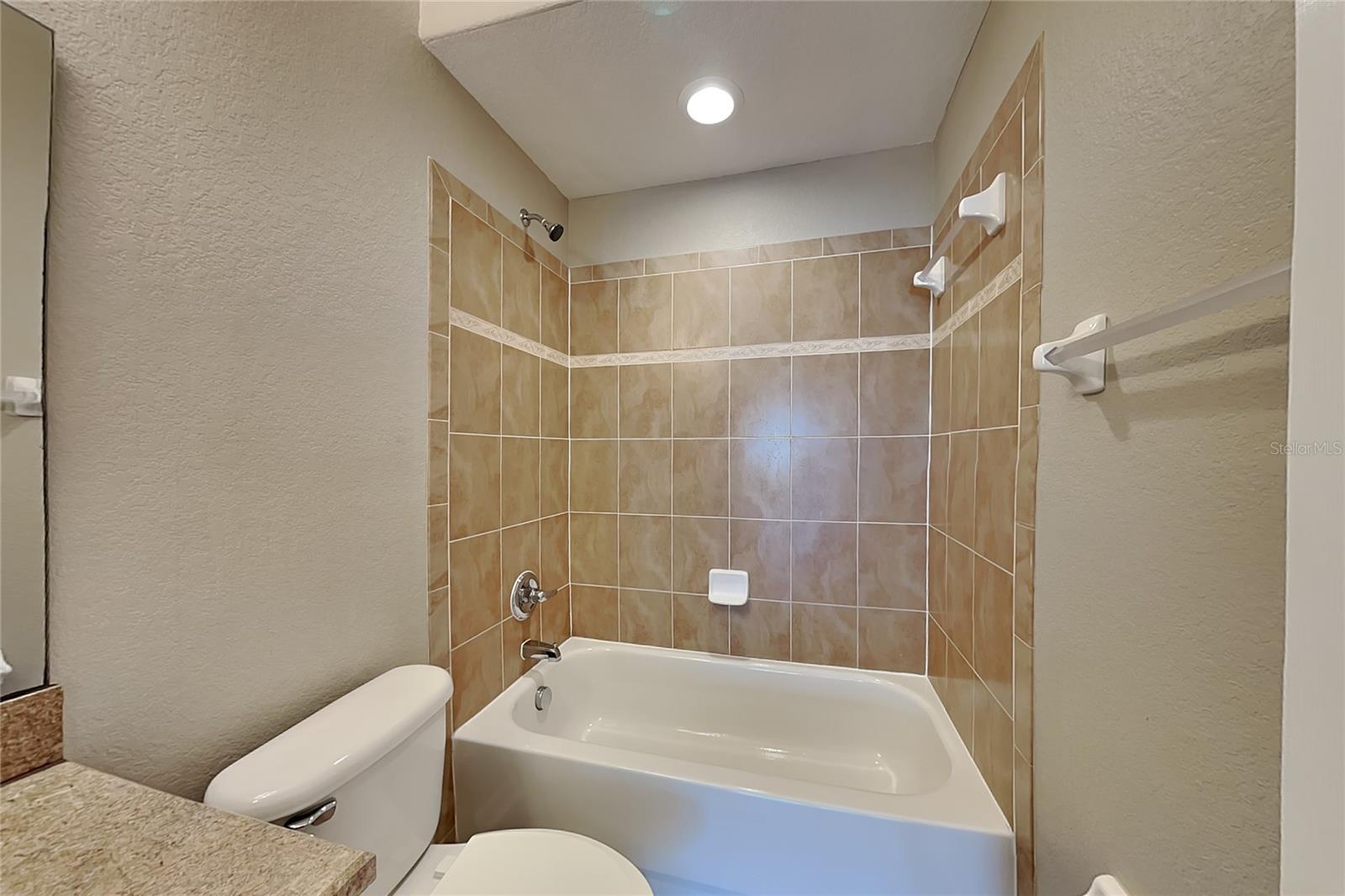 O6442084 Property Photo 17