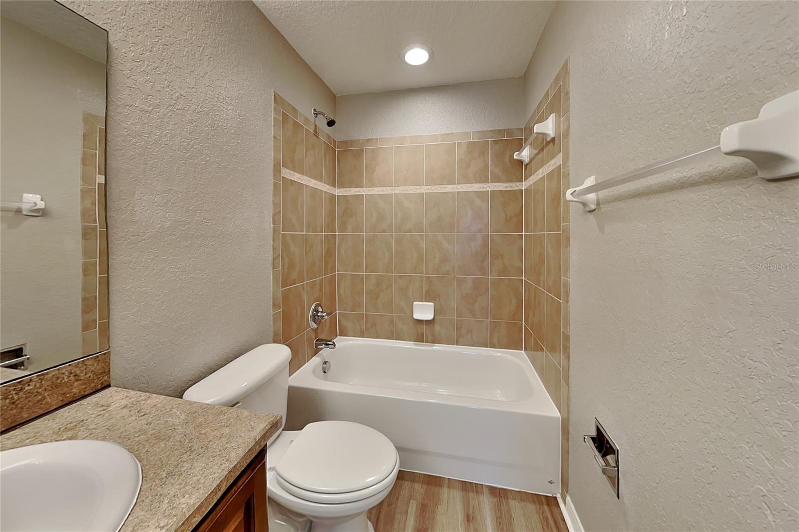 O6442084 Property Photo 19