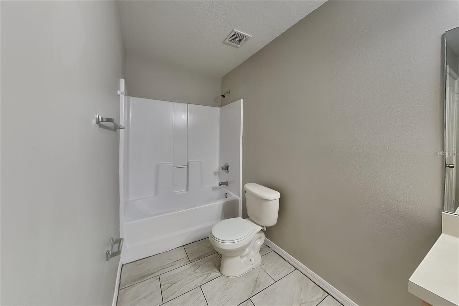 O6442102 Property Photo 16