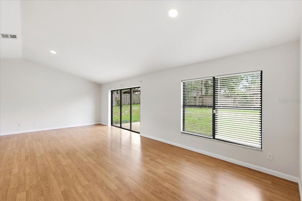 5045 Catspaw Ct Property Photo 3