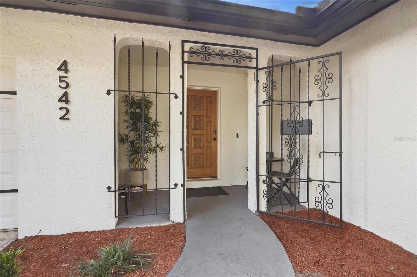 4542 Flagg St Property Photo 6