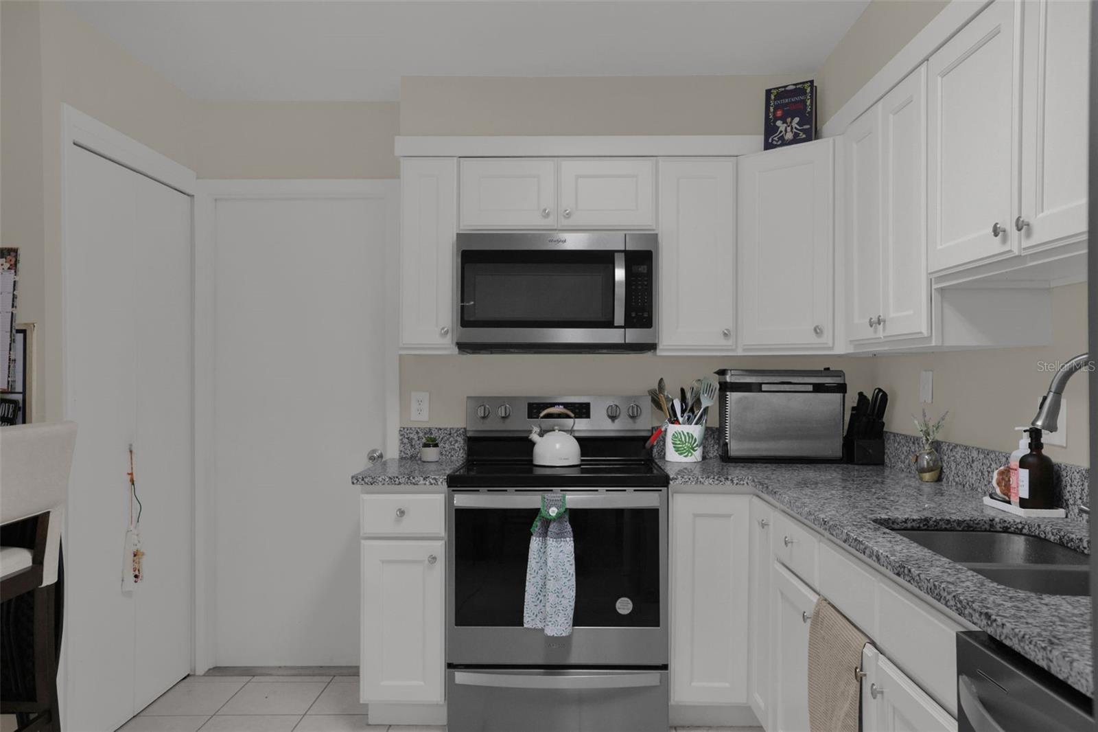 990 Waverly Dr Property Photo 13