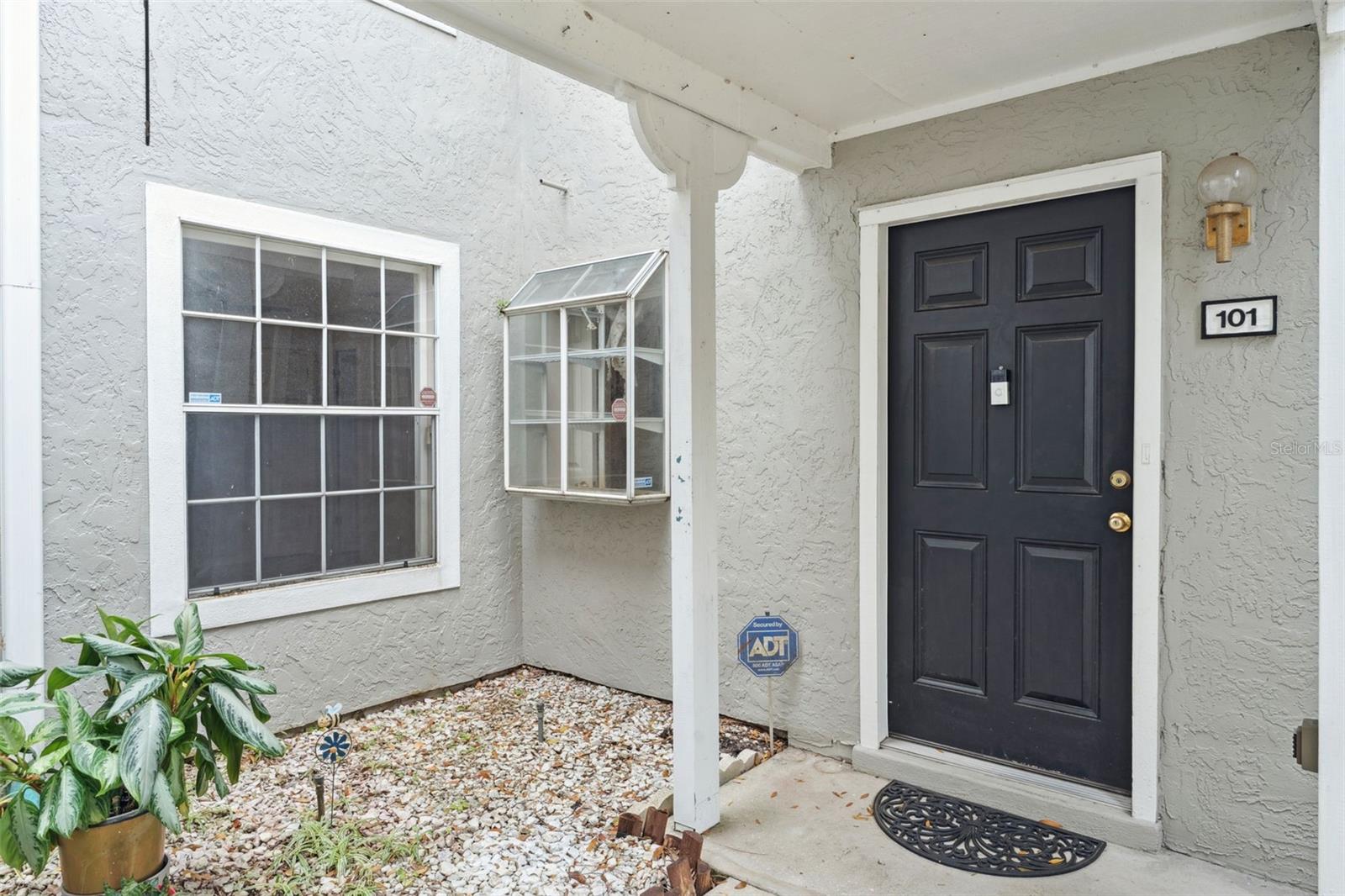 O6442222 Property Photo 2