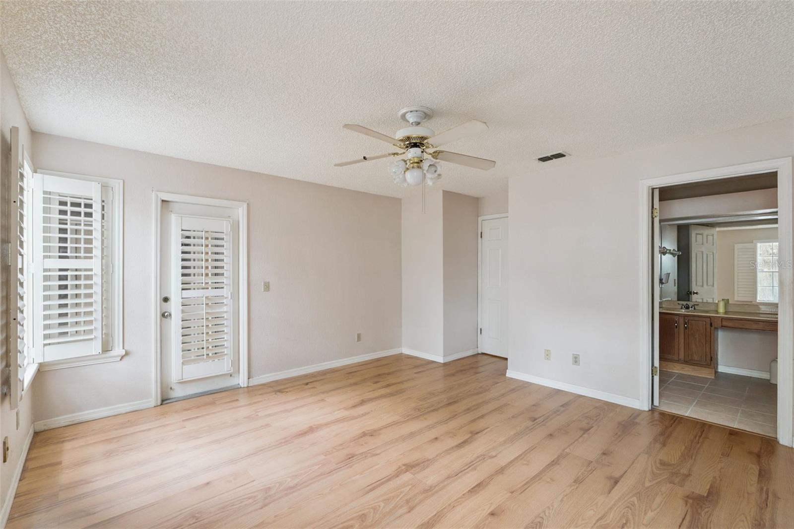 O6442222 Property Photo 12