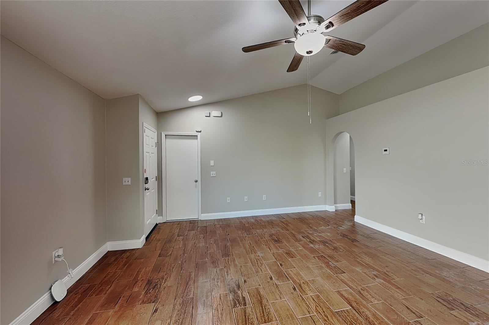 O6442262 Property Photo 2