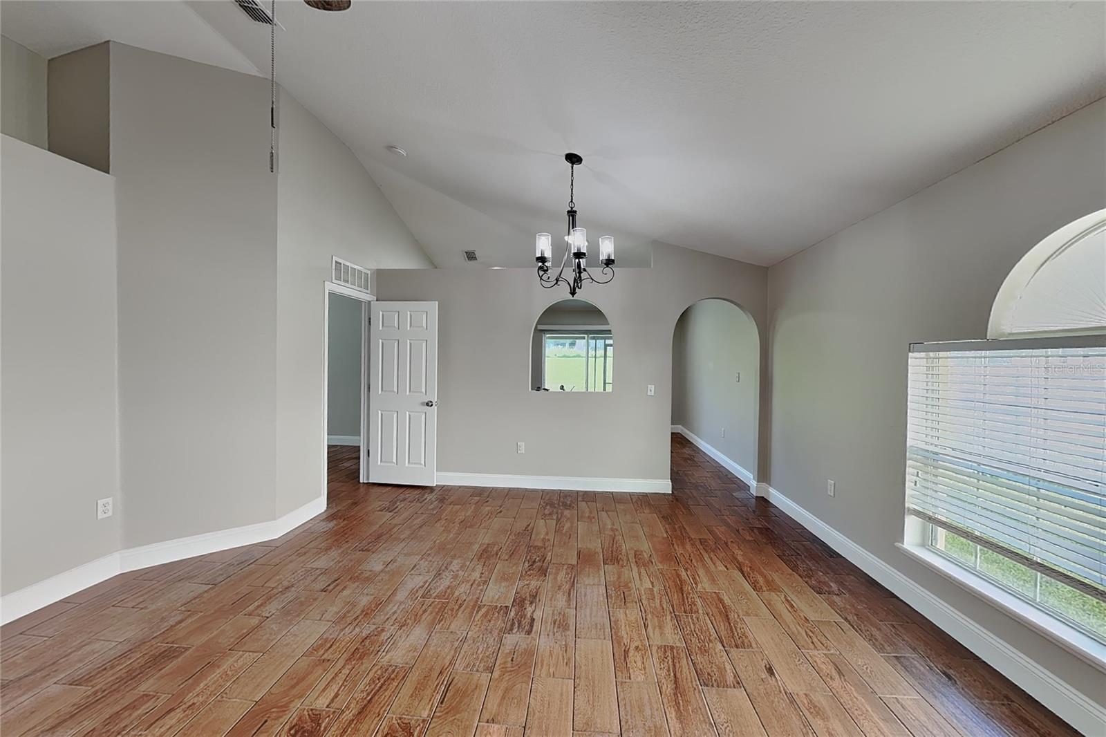 O6442262 Property Photo 4