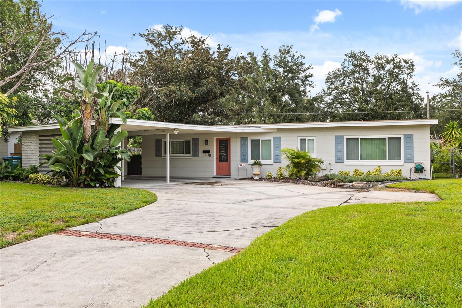 2215 Woodcrest Dr Property Photo 1
