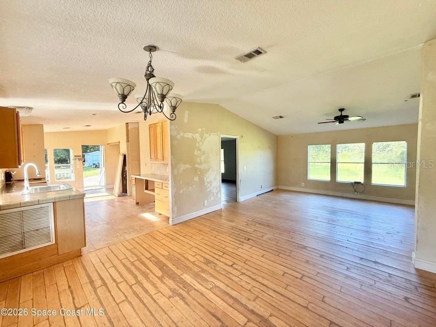 572 N Pine St Property Photo 20