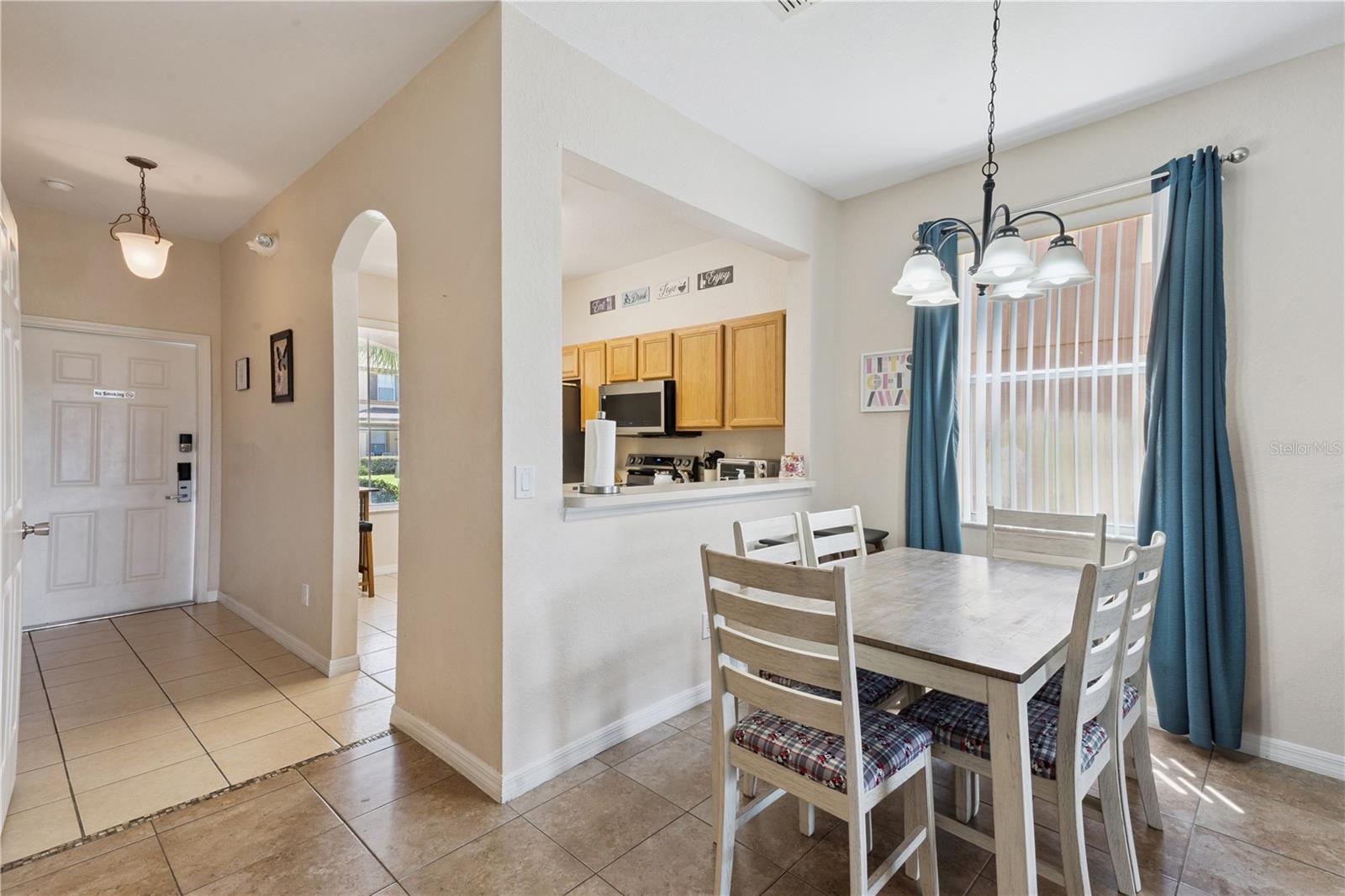 570 Calabria Ave Property Photo 3