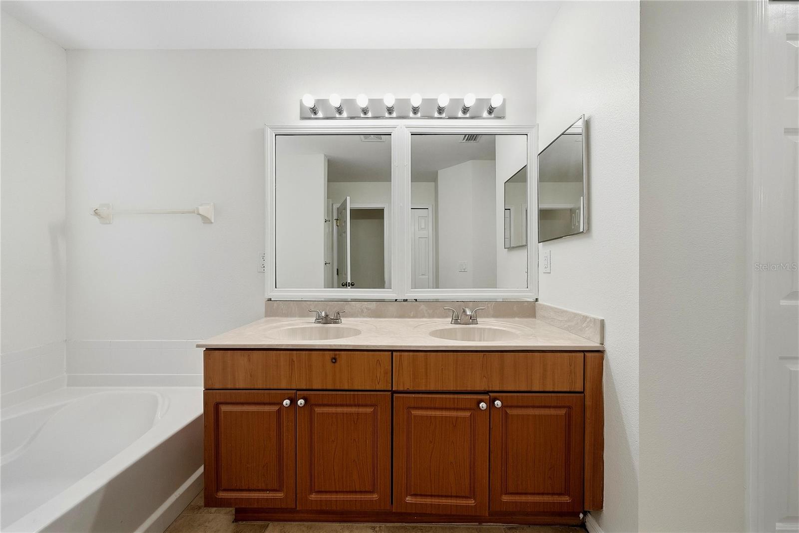 11441 Crestlake Village Property Photo 24