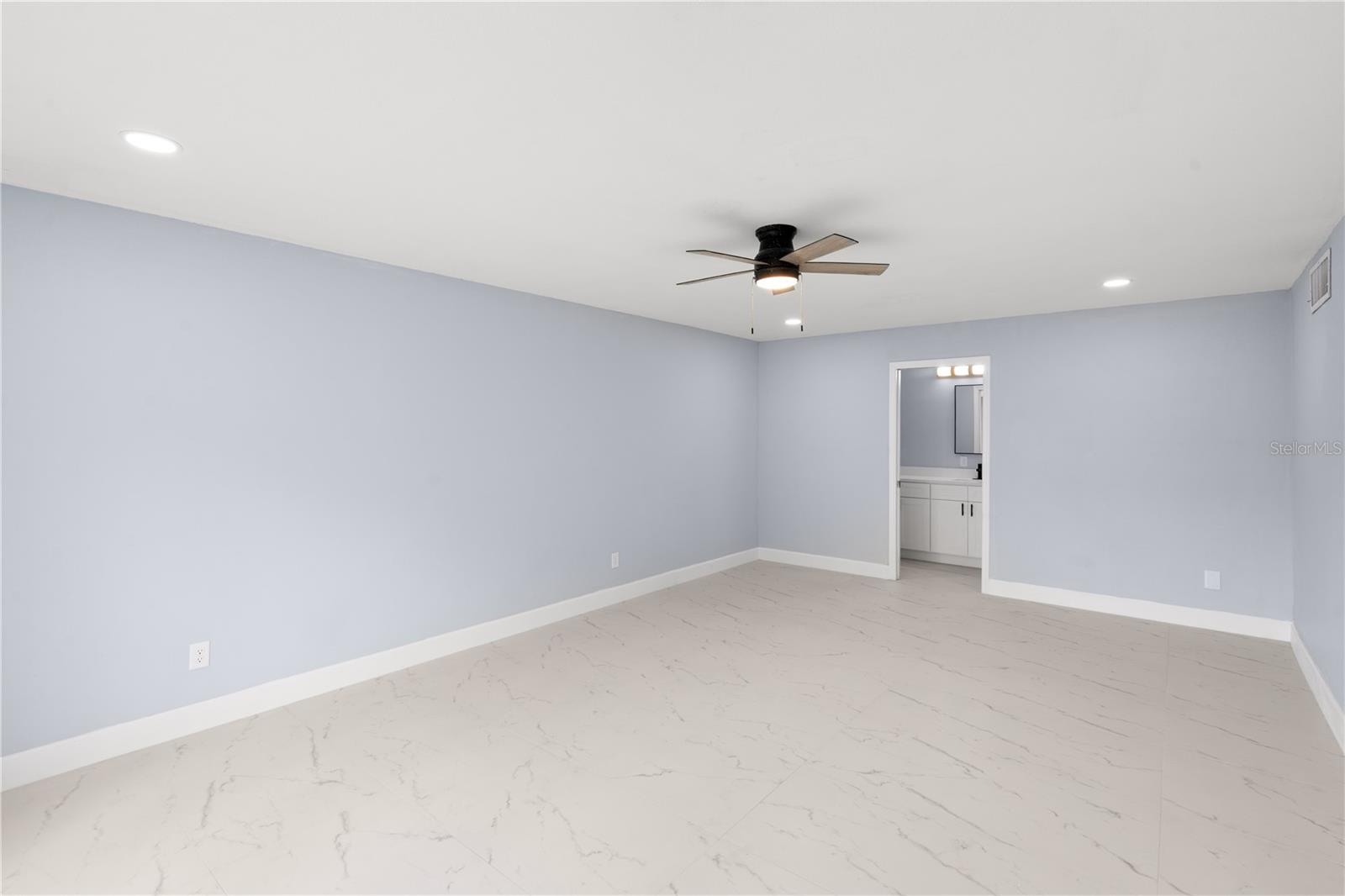 413 S Deerwood Ave Property Photo 2