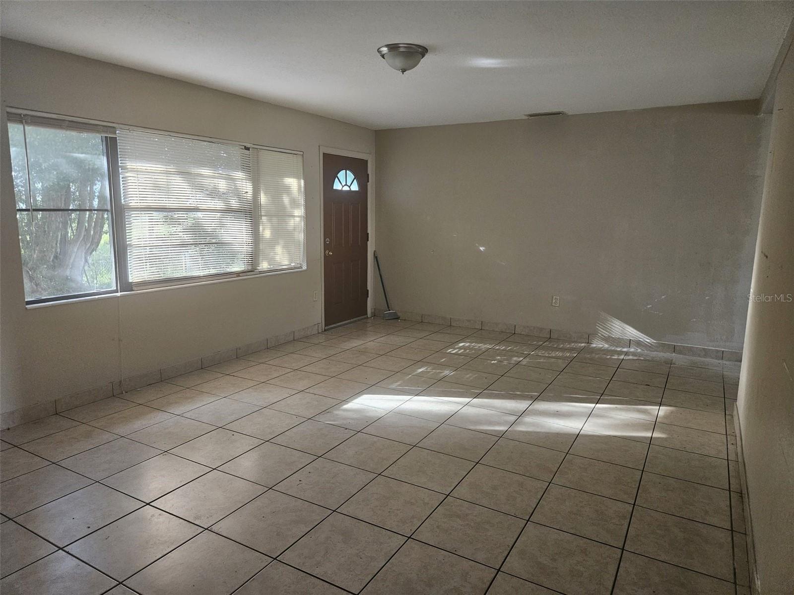 7628 Boice St Property Photo 3