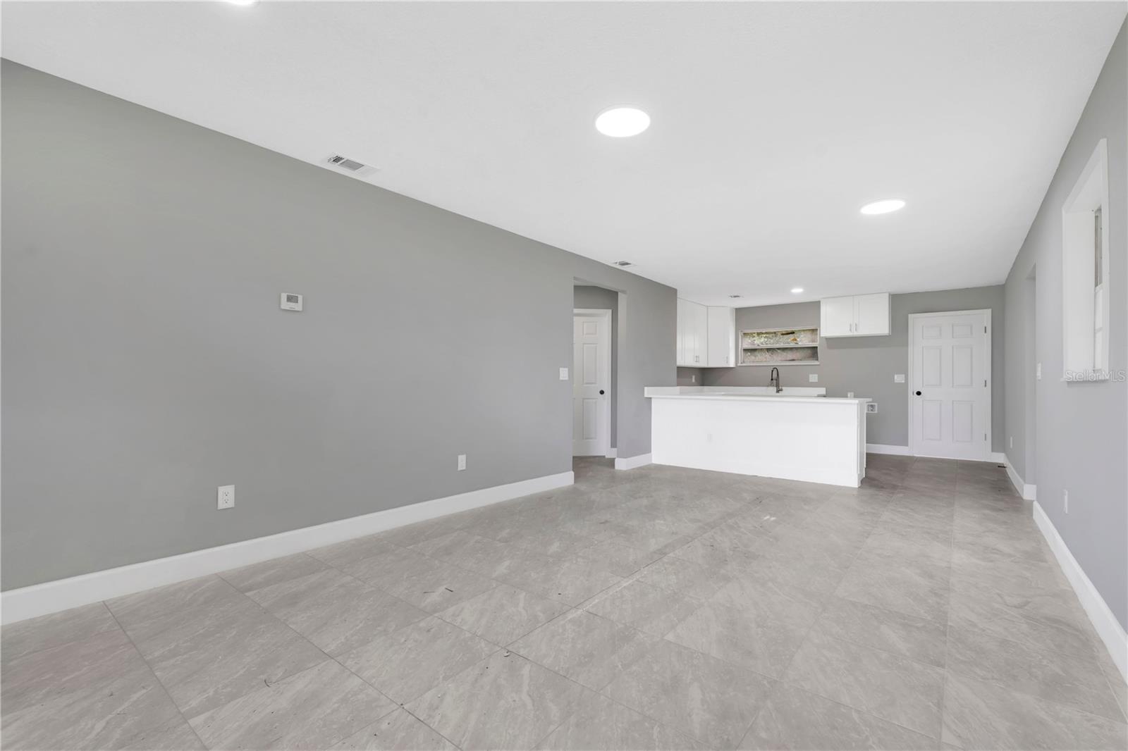504 S Moore St Property Photo 2