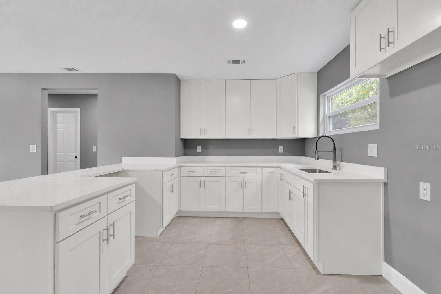 504 S Moore St Property Photo 9