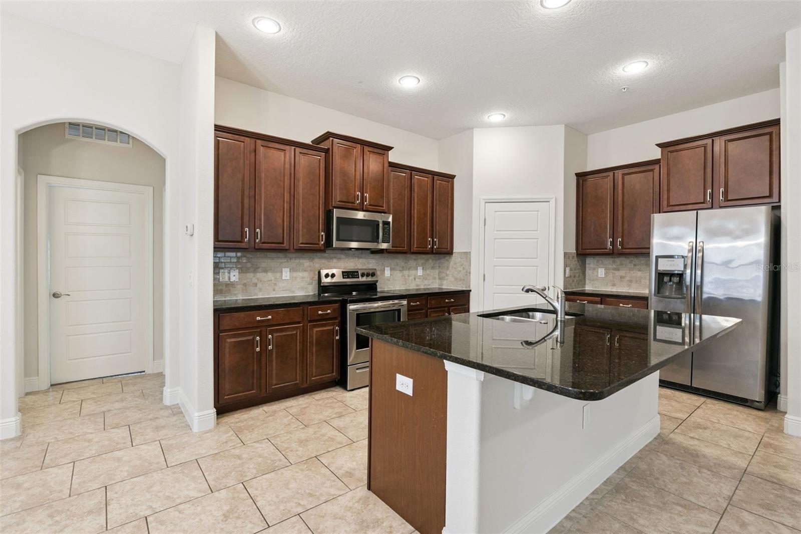 2333 Lobelia Dr Property Photo 6