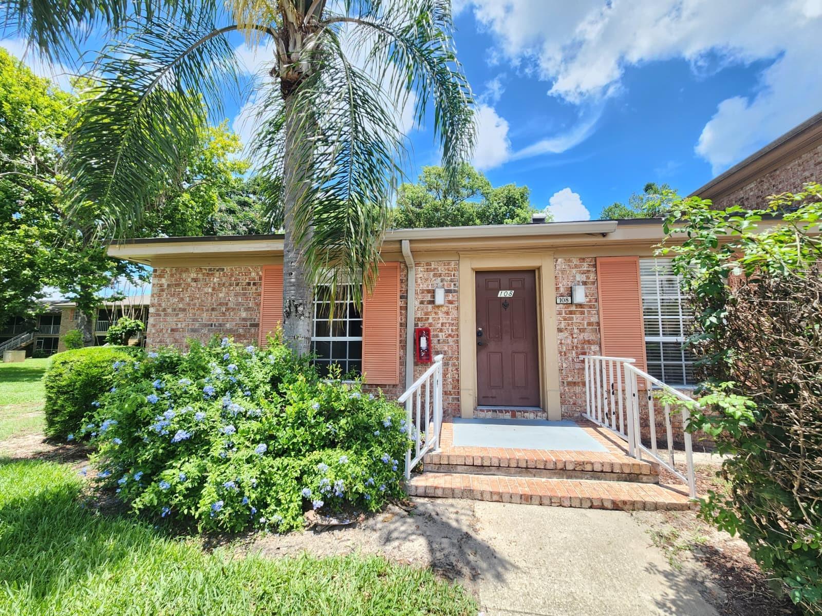 416 BANYON TREE CIR #108 Property Photo 1