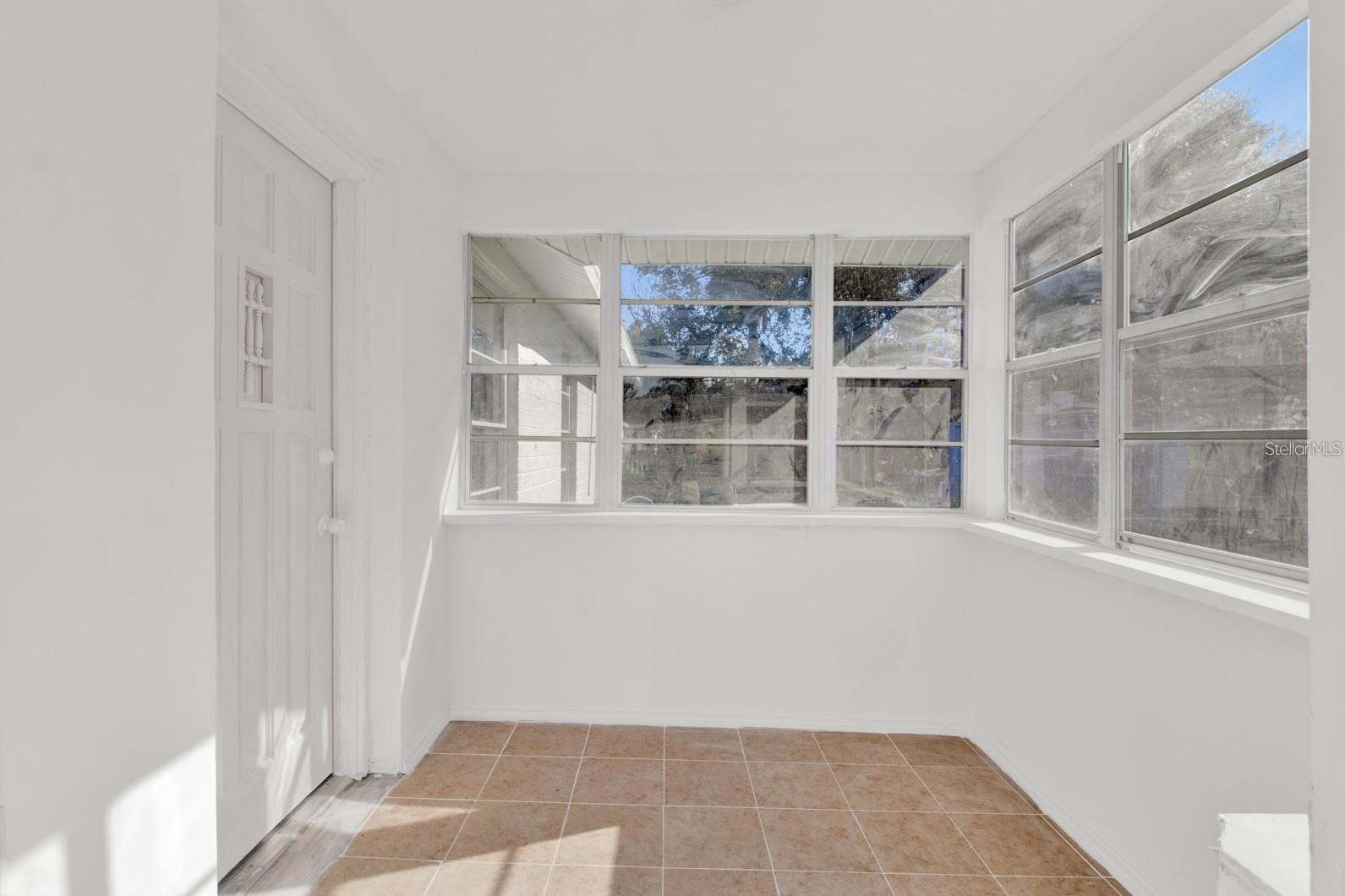 841 Vernon St Property Photo 2