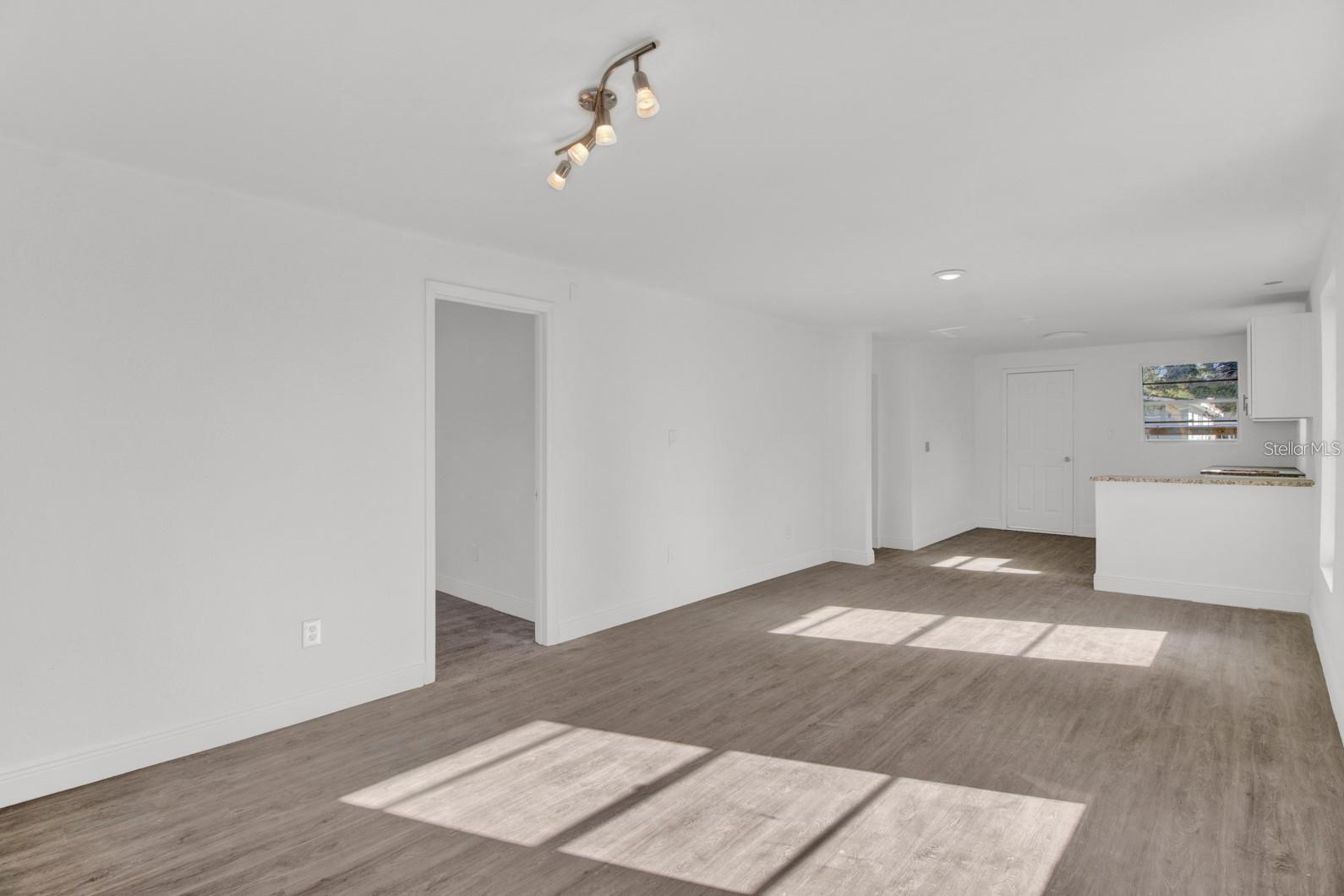 841 Vernon St Property Photo 6