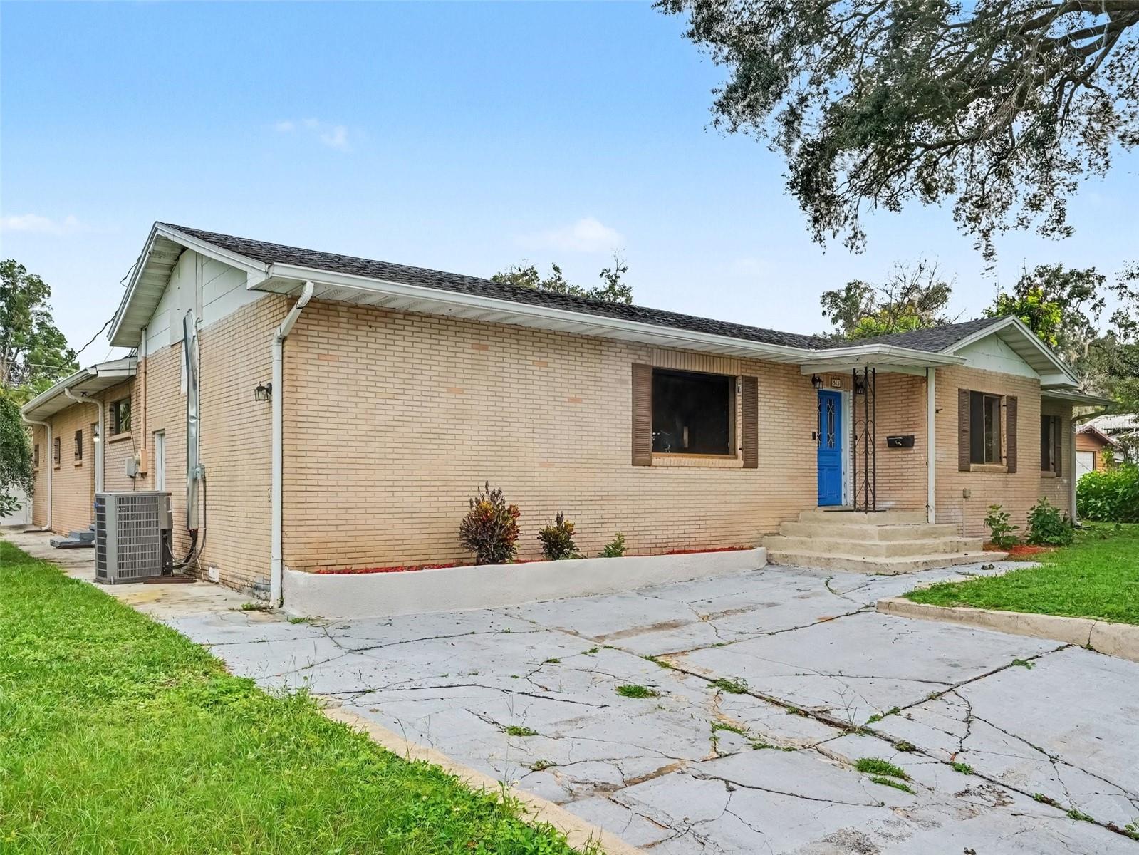 513 Palencia Pl Property Photo 2
