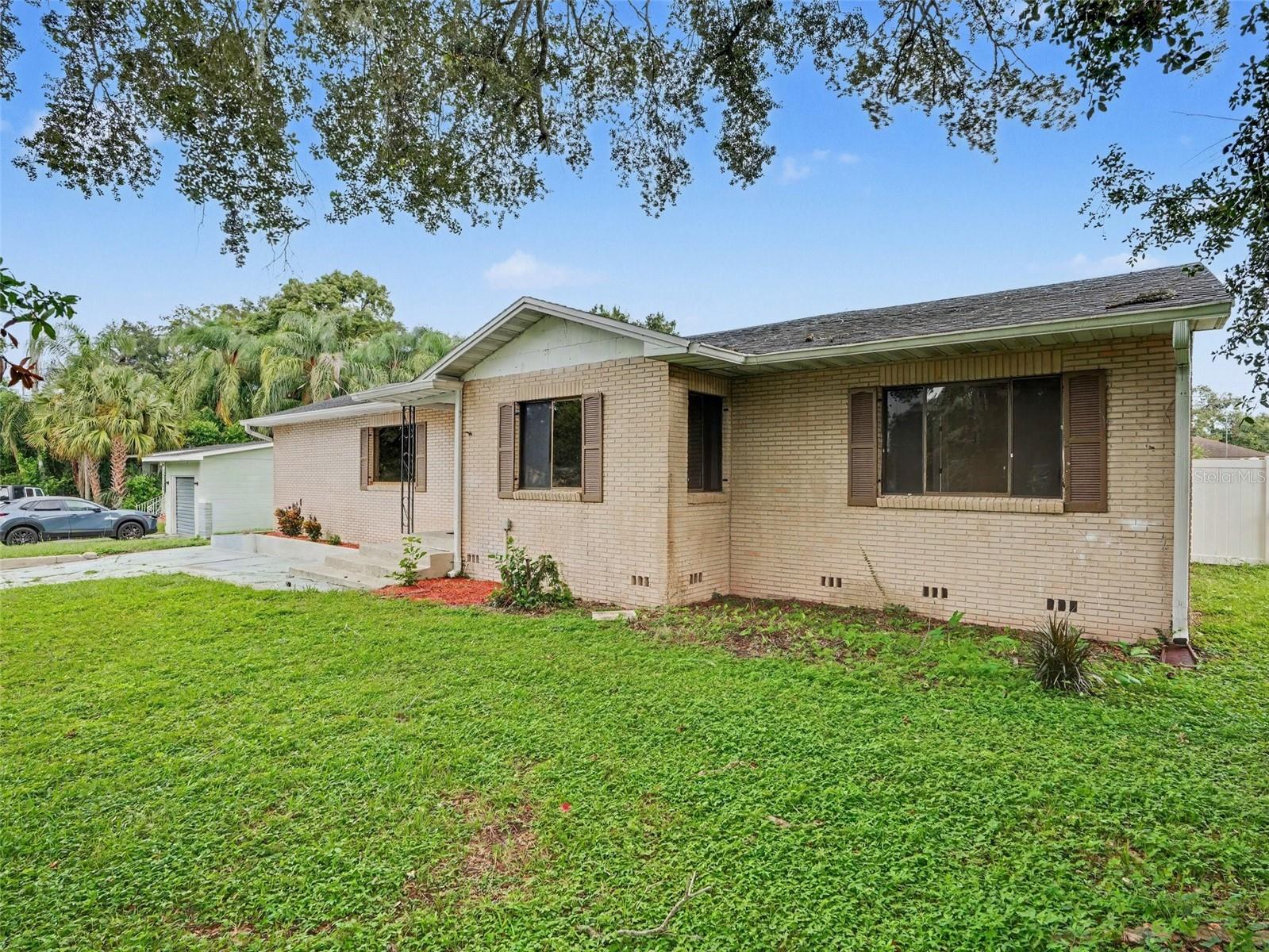 513 Palencia Pl Property Photo 3