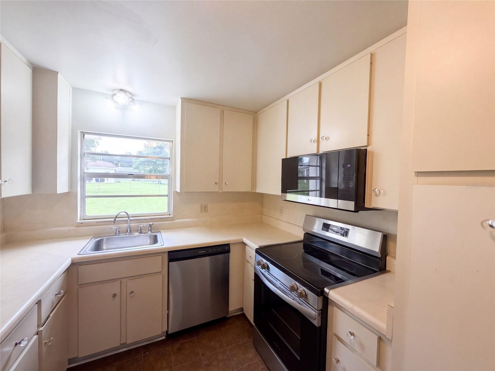 4427 Pinebrooke Pl Property Photo 2