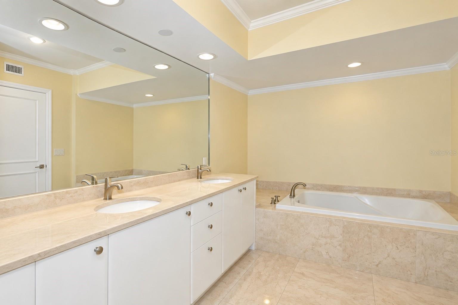 16500 Collins Ave #956 Property Photo 6