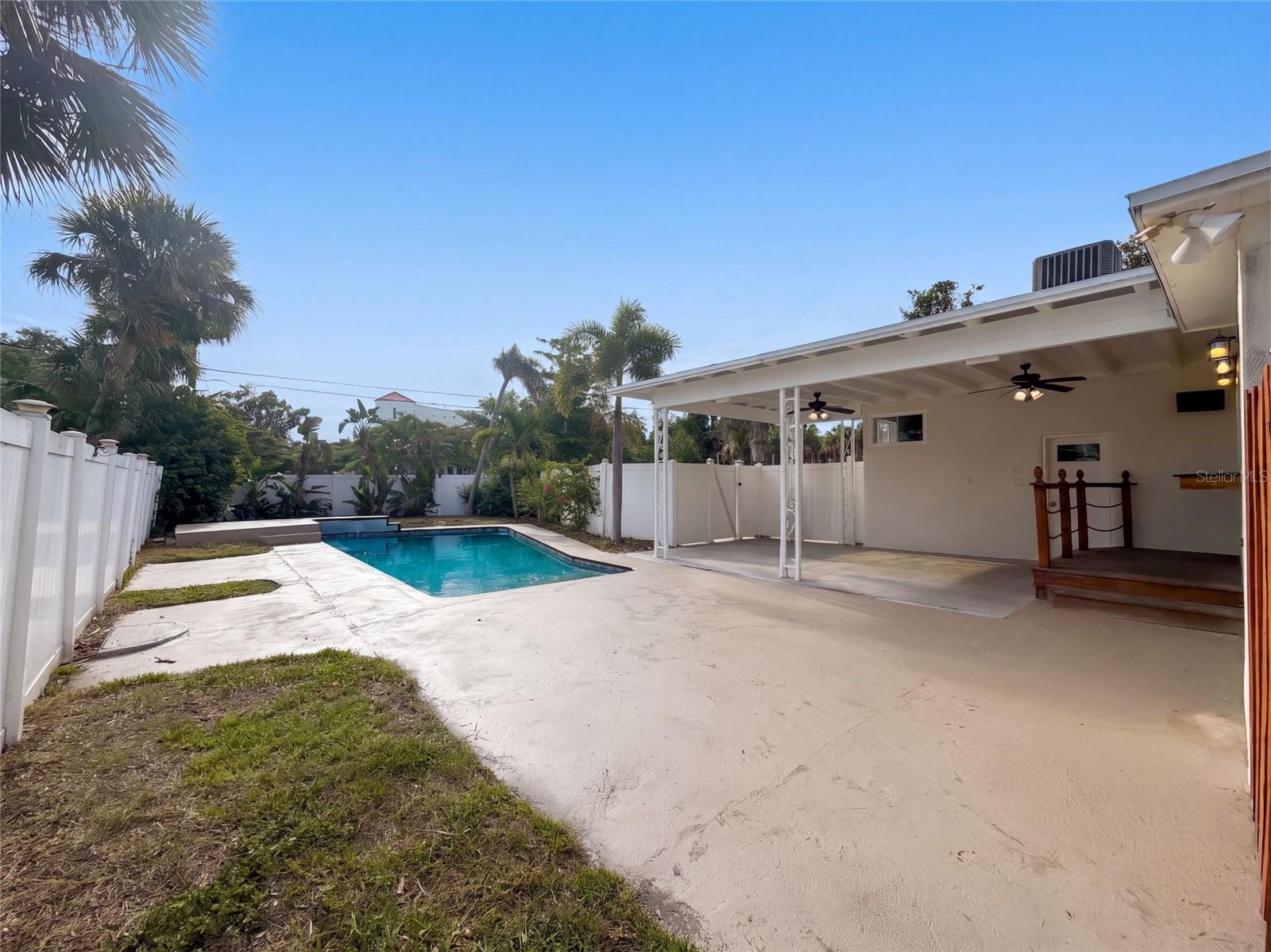 601 Myrtle Way S Property Photo 5
